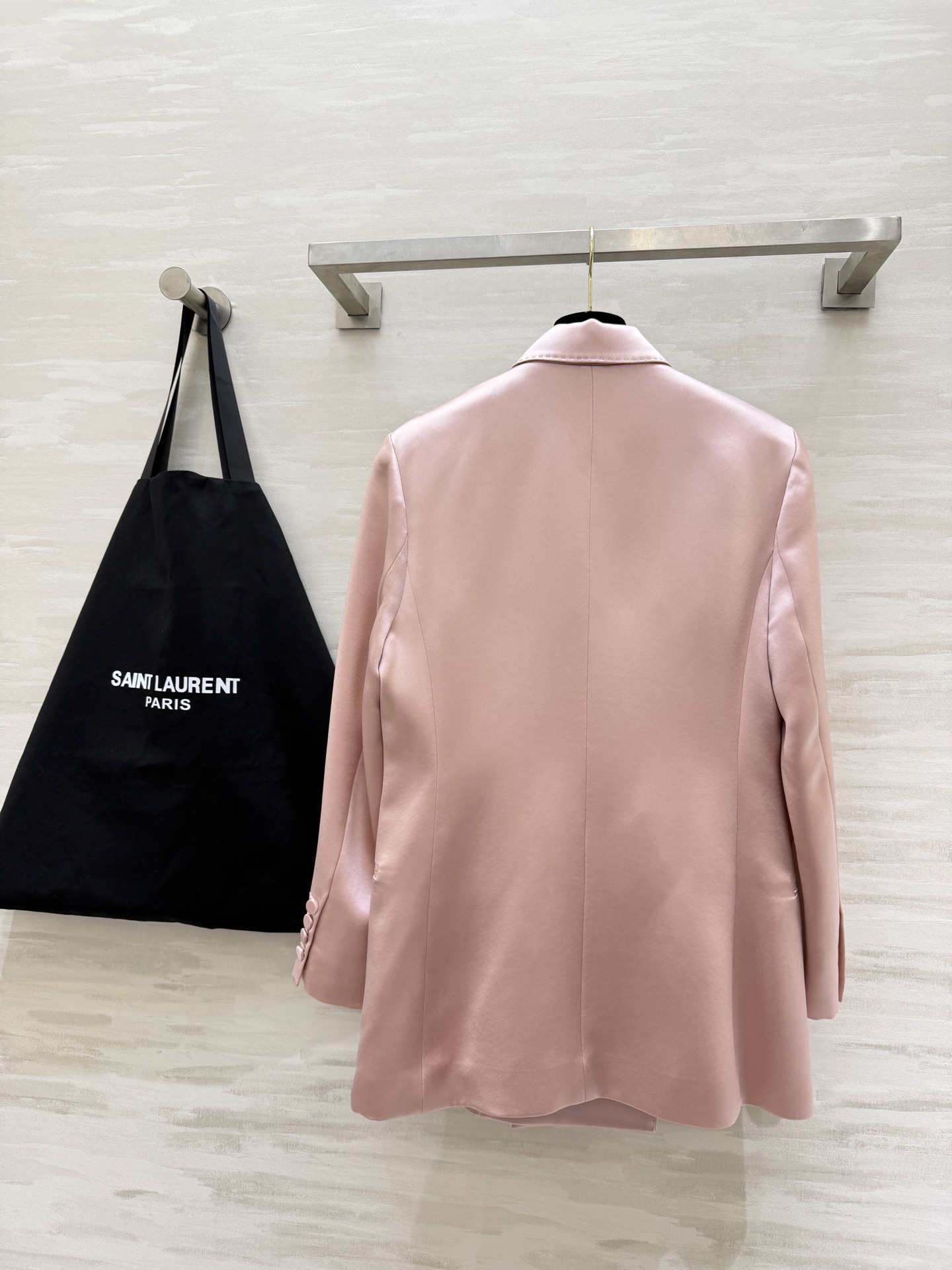 #ysl²⁶醋酸缎面双排扣西装 醋酸缎光泽感面料自带高级滤镜 垂顺又挺括 经典双排扣+平驳领设计 利落又