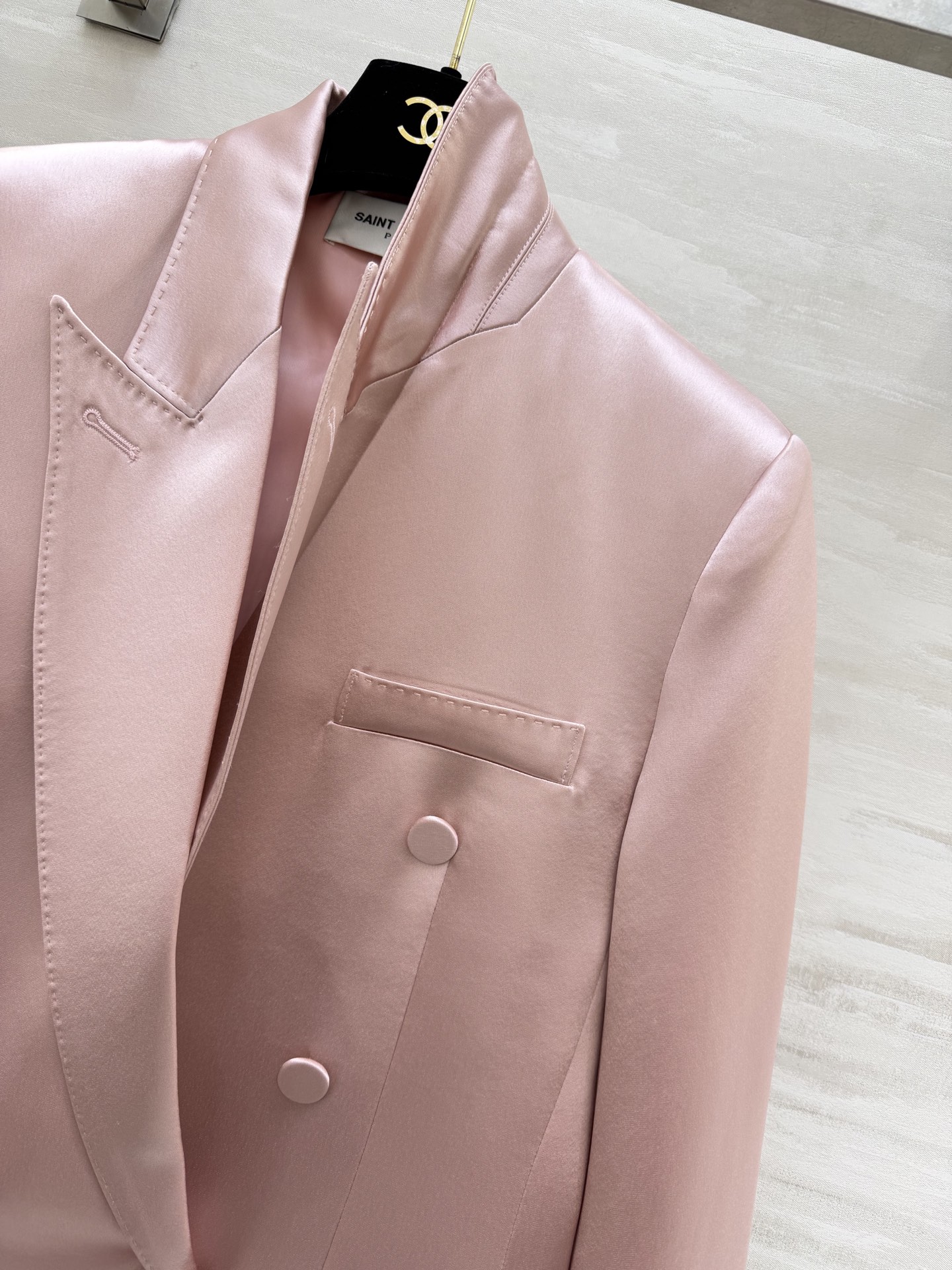 #ysl²⁶醋酸缎面双排扣西装 醋酸缎光泽感面料自带高级滤镜 垂顺又挺括 经典双排扣+平驳领设计 利落又