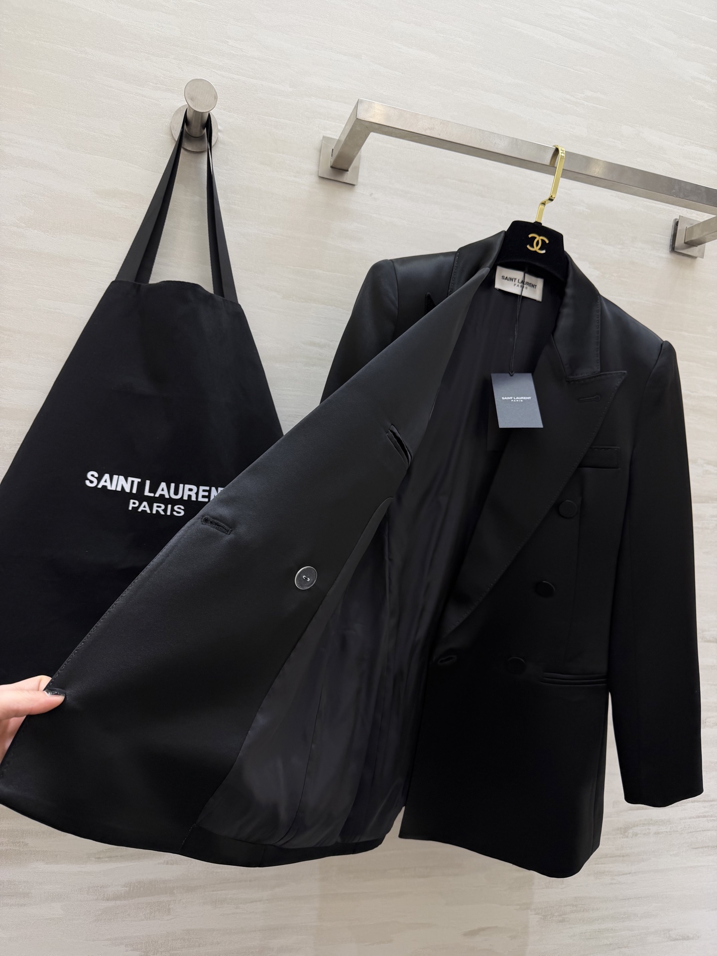 #ysl²⁶醋酸缎面双排扣西装 醋酸缎光泽感面料自带高级滤镜 垂顺又挺括 经典双排扣+平驳领设计 利落又