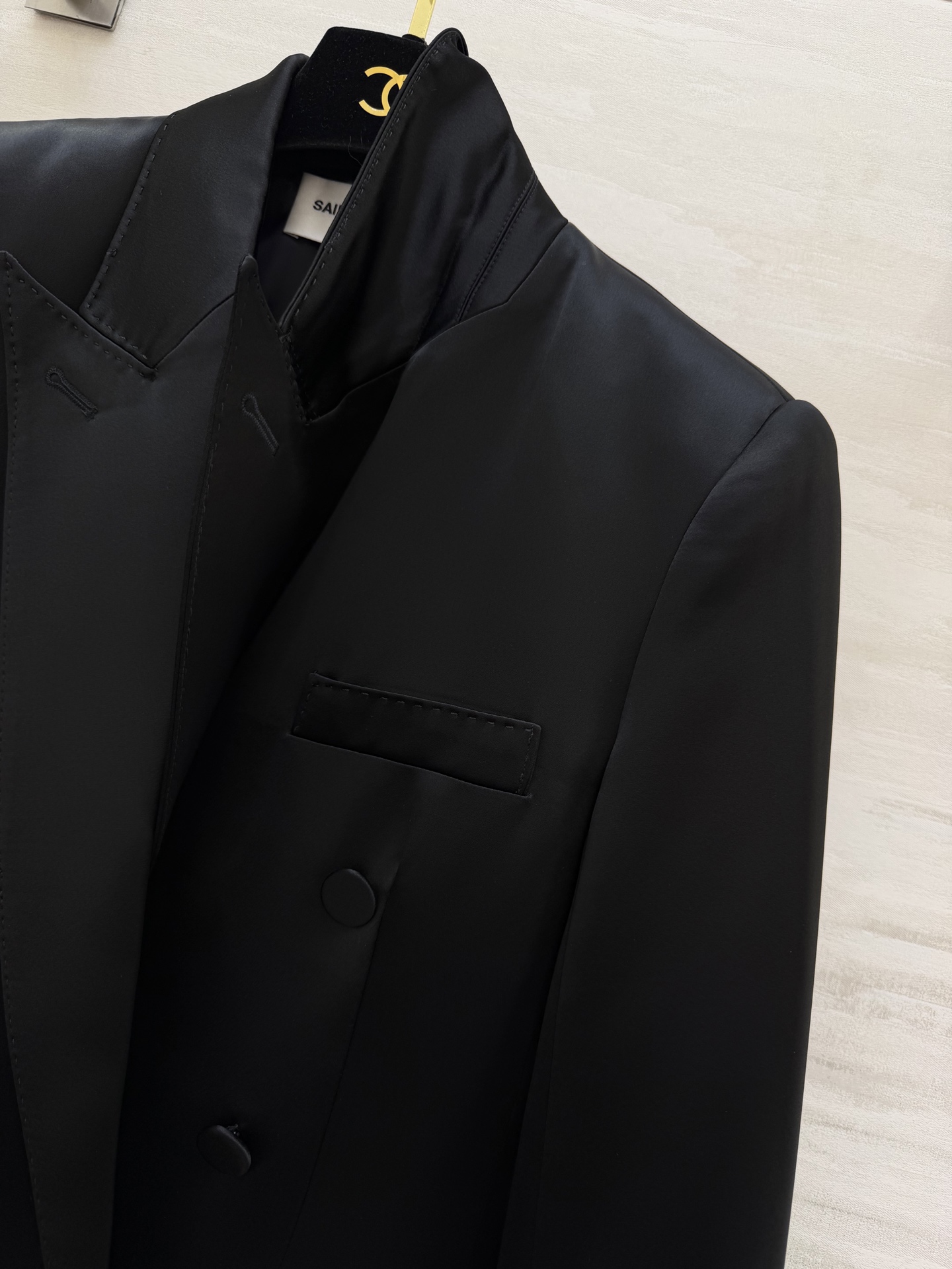 #ysl²⁶醋酸缎面双排扣西装 醋酸缎光泽感面料自带高级滤镜 垂顺又挺括 经典双排扣+平驳领设计 利落又