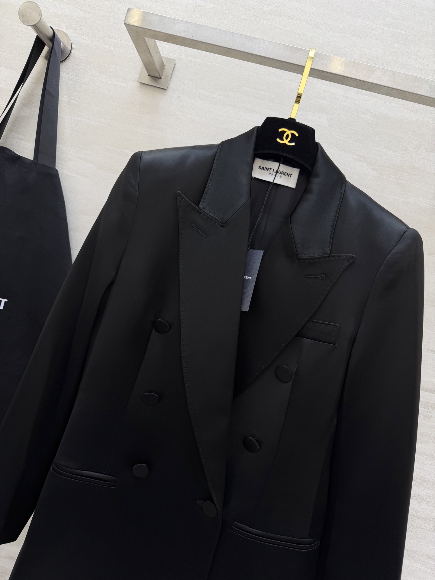 #ysl²⁶醋酸缎面双排扣西装 醋酸缎光泽感面料自带高级滤镜 垂顺又挺括 经典双排扣+平驳领设计 利落又