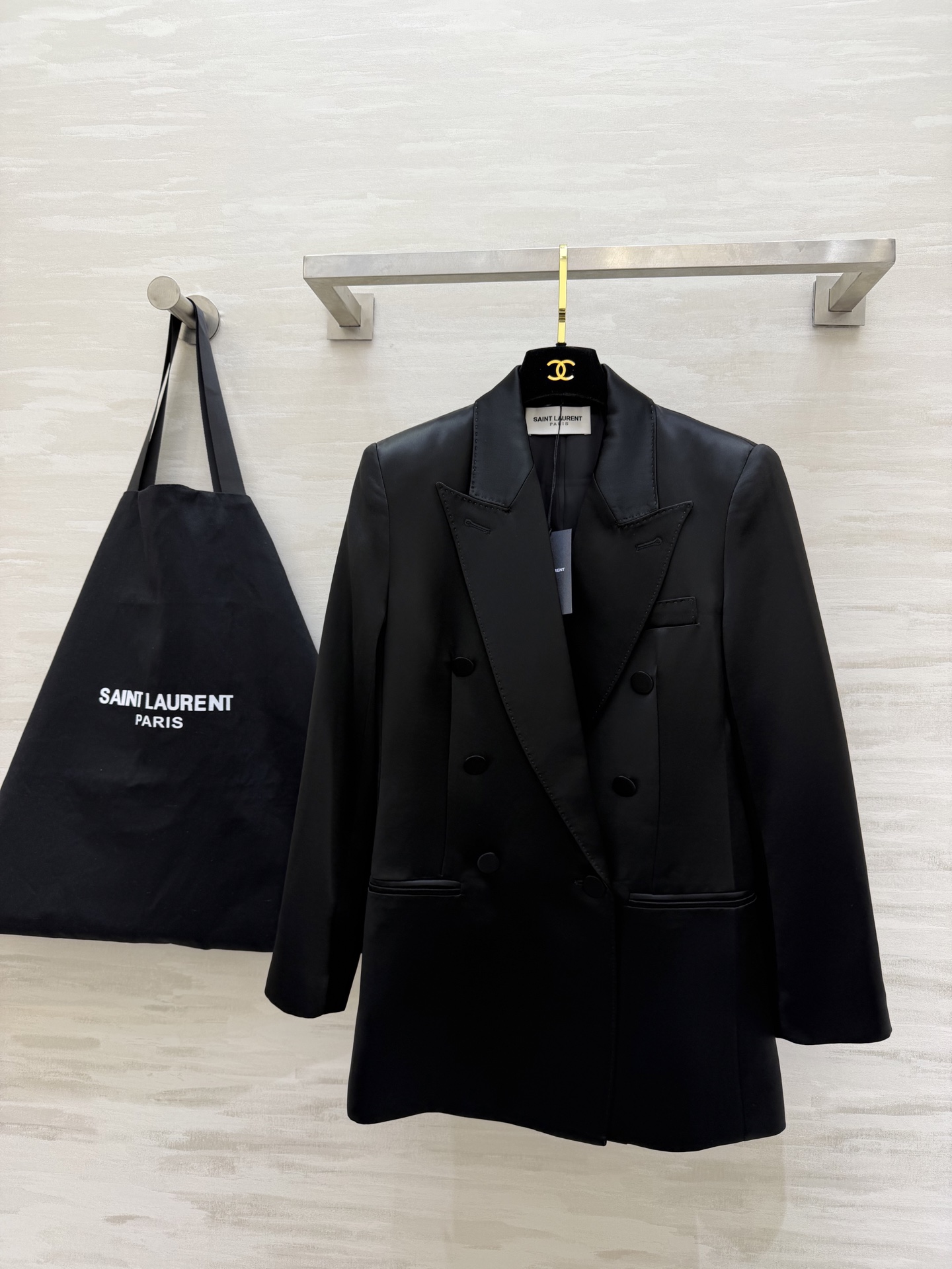 #ysl²⁶醋酸缎面双排扣西装 醋酸缎光泽感面料自带高级滤镜 垂顺又挺括 经典双排扣+平驳领设计 利落又