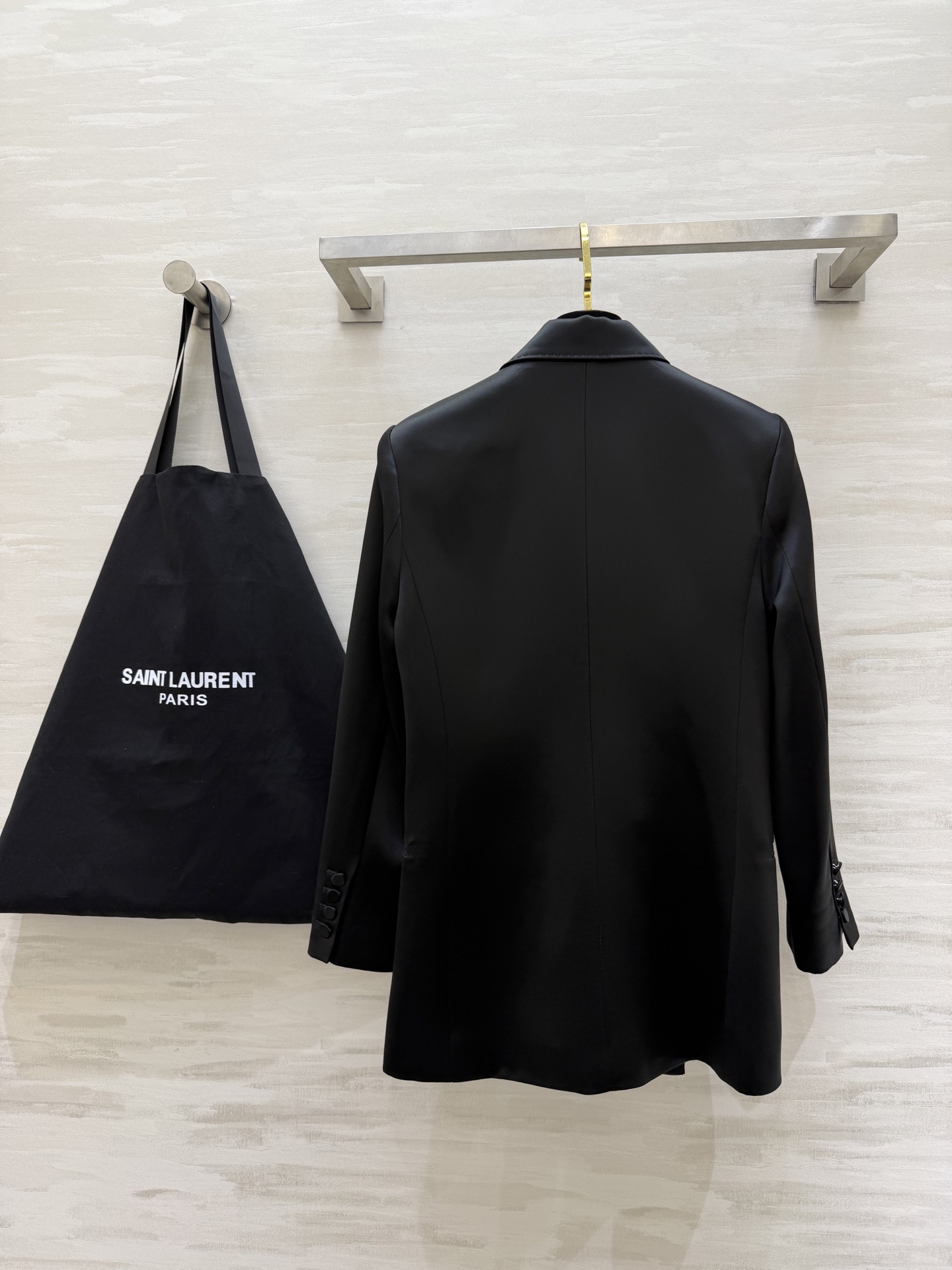 #ysl²⁶醋酸缎面双排扣西装 醋酸缎光泽感面料自带高级滤镜 垂顺又挺括 经典双排扣+平驳领设计 利落又