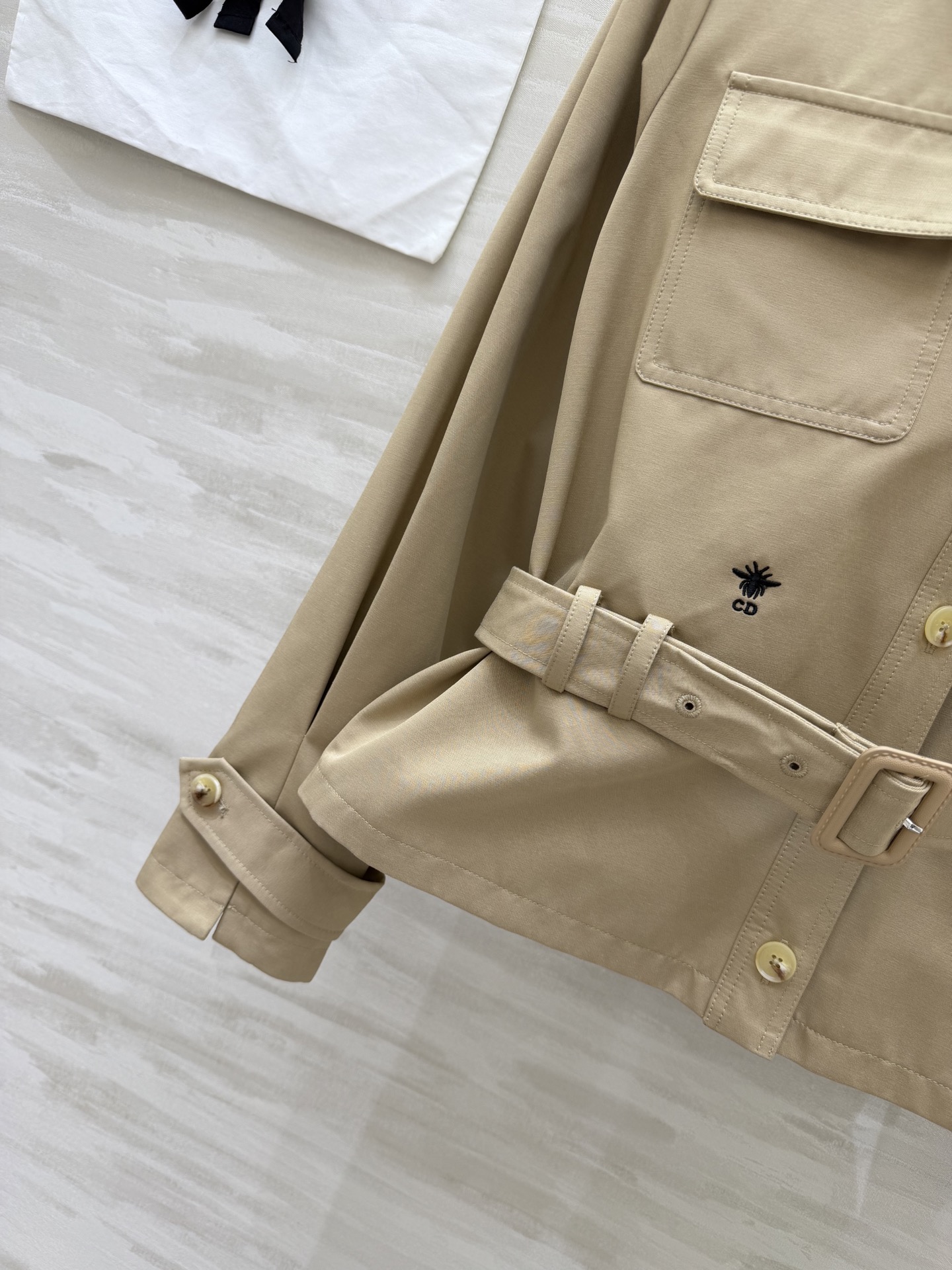 #Dio♡²⁶工装短外套 卡其色复古温柔 黑色酷飒干练 两色都很绝！翻领+大口袋设计 自带随性工装感 腰