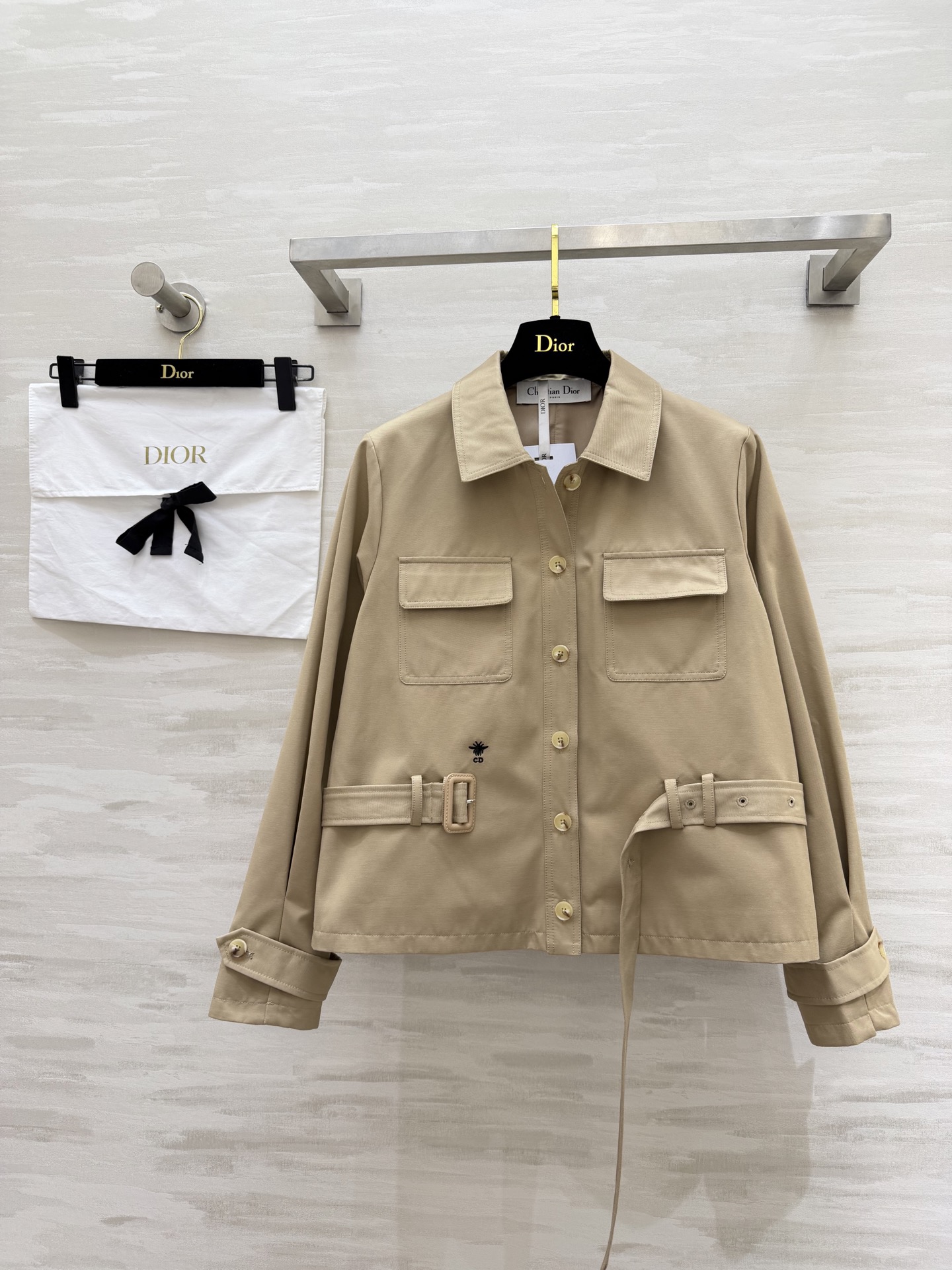 #Dio♡²⁶工装短外套 卡其色复古温柔 黑色酷飒干练 两色都很绝！翻领+大口袋设计 自带随性工装感 腰