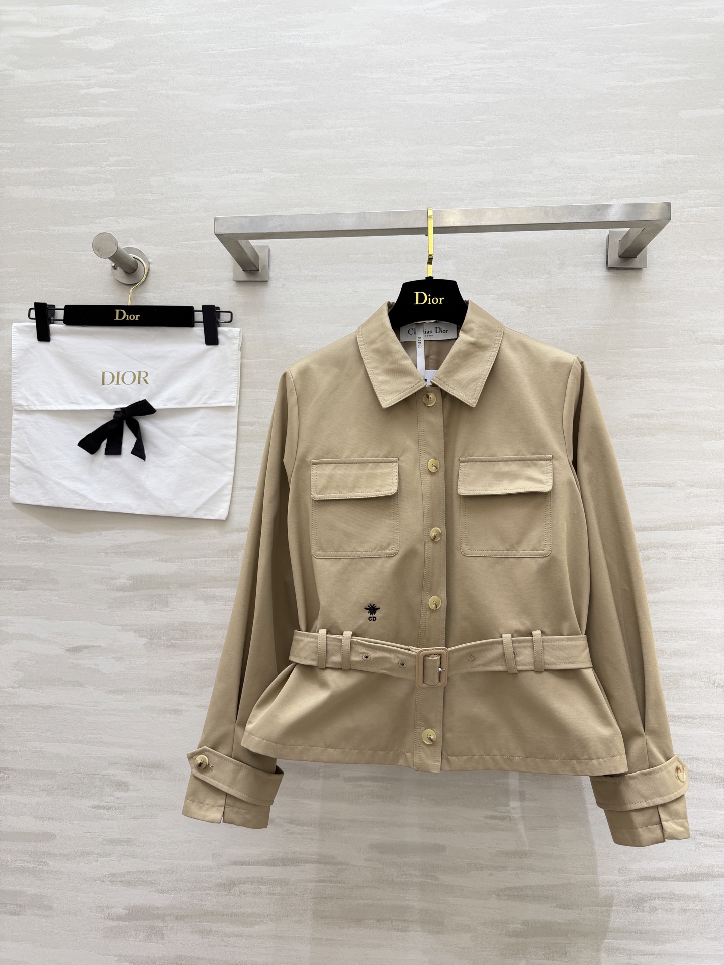 #Dio♡²⁶工装短外套 卡其色复古温柔 黑色酷飒干练 两色都很绝！翻领+大口袋设计 自带随性工装感 腰
