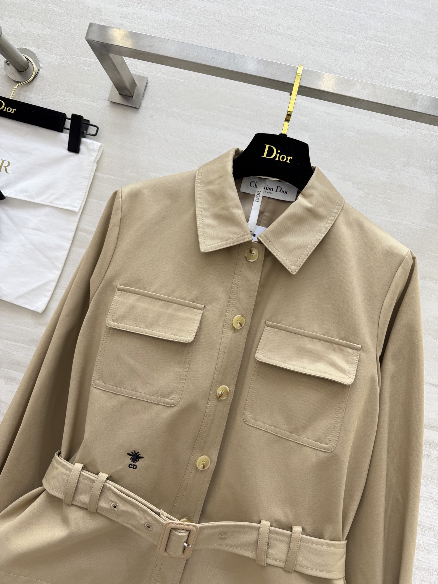 #Dio♡²⁶工装短外套 卡其色复古温柔 黑色酷飒干练 两色都很绝！翻领+大口袋设计 自带随性工装感 腰