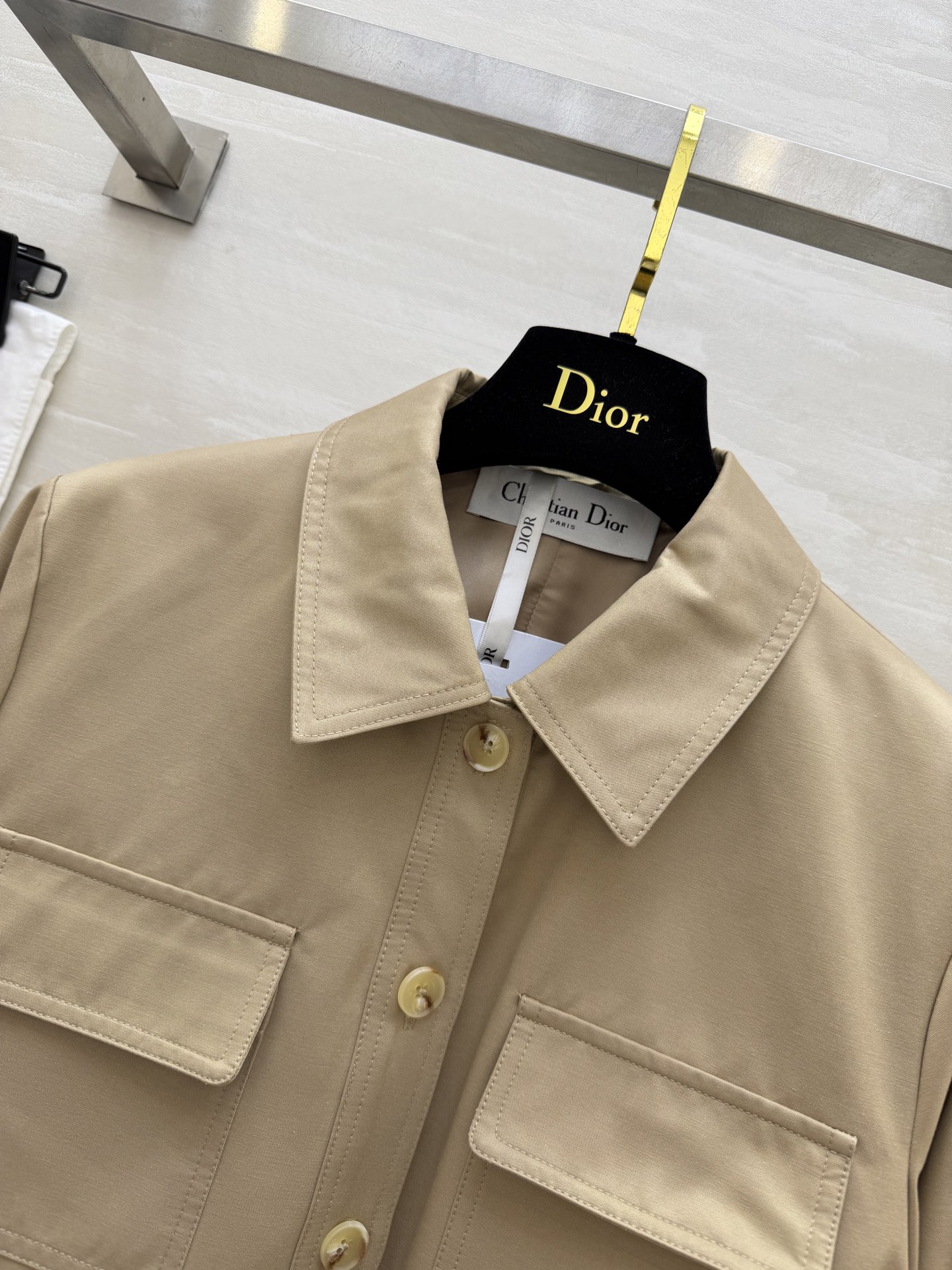 #Dio♡²⁶工装短外套 卡其色复古温柔 黑色酷飒干练 两色都很绝！翻领+大口袋设计 自带随性工装感 腰