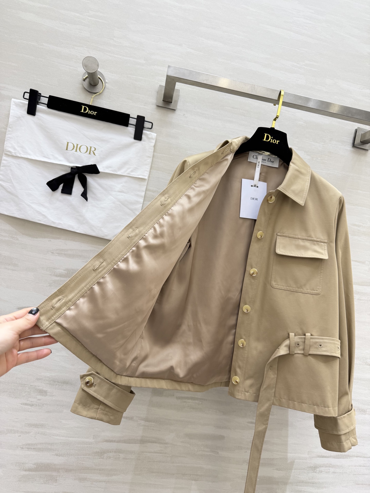 #Dio♡²⁶工装短外套 卡其色复古温柔 黑色酷飒干练 两色都很绝！翻领+大口袋设计 自带随性工装感 腰