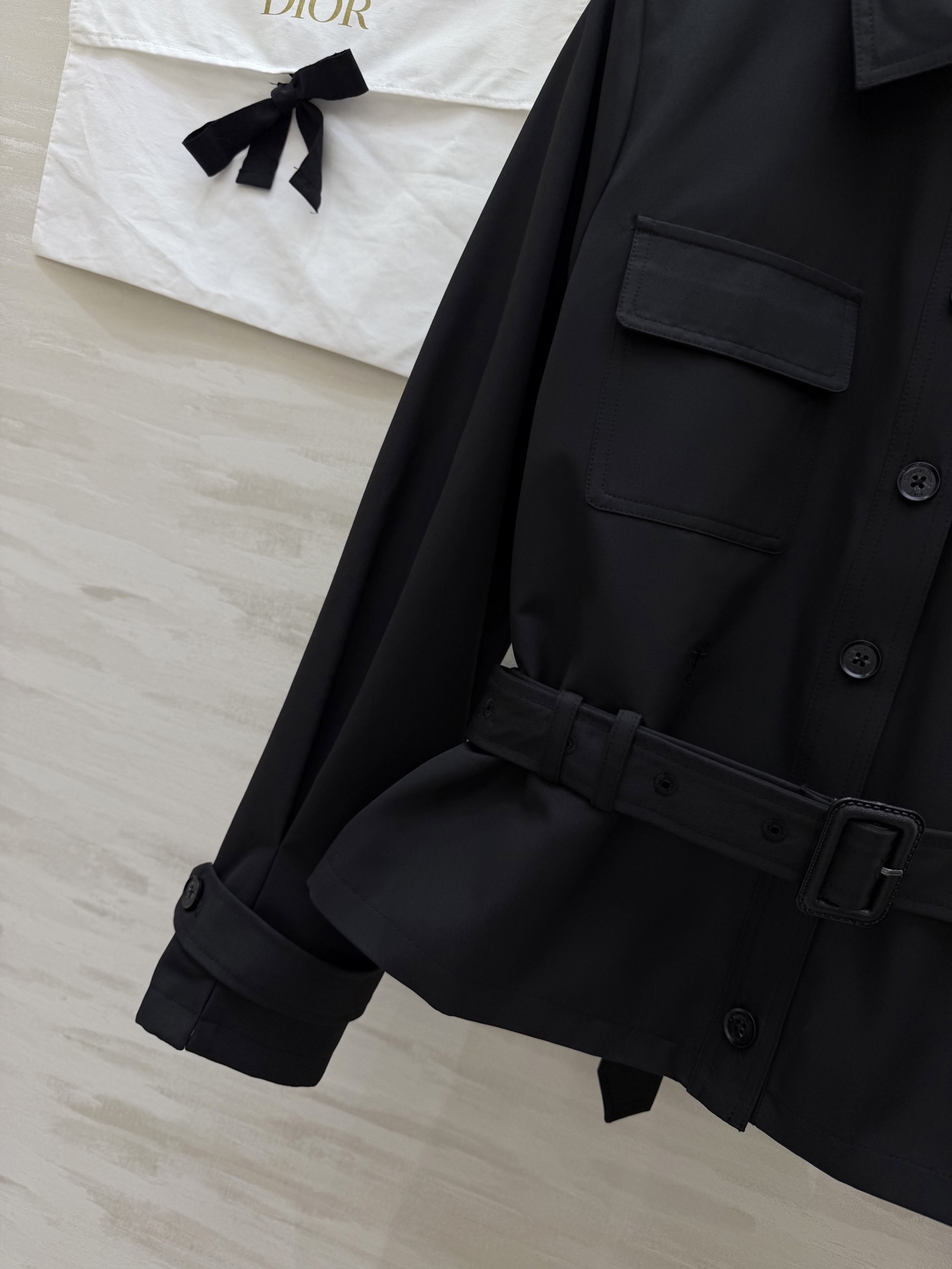 #Dio♡²⁶工装短外套 卡其色复古温柔 黑色酷飒干练 两色都很绝！翻领+大口袋设计 自带随性工装感 腰