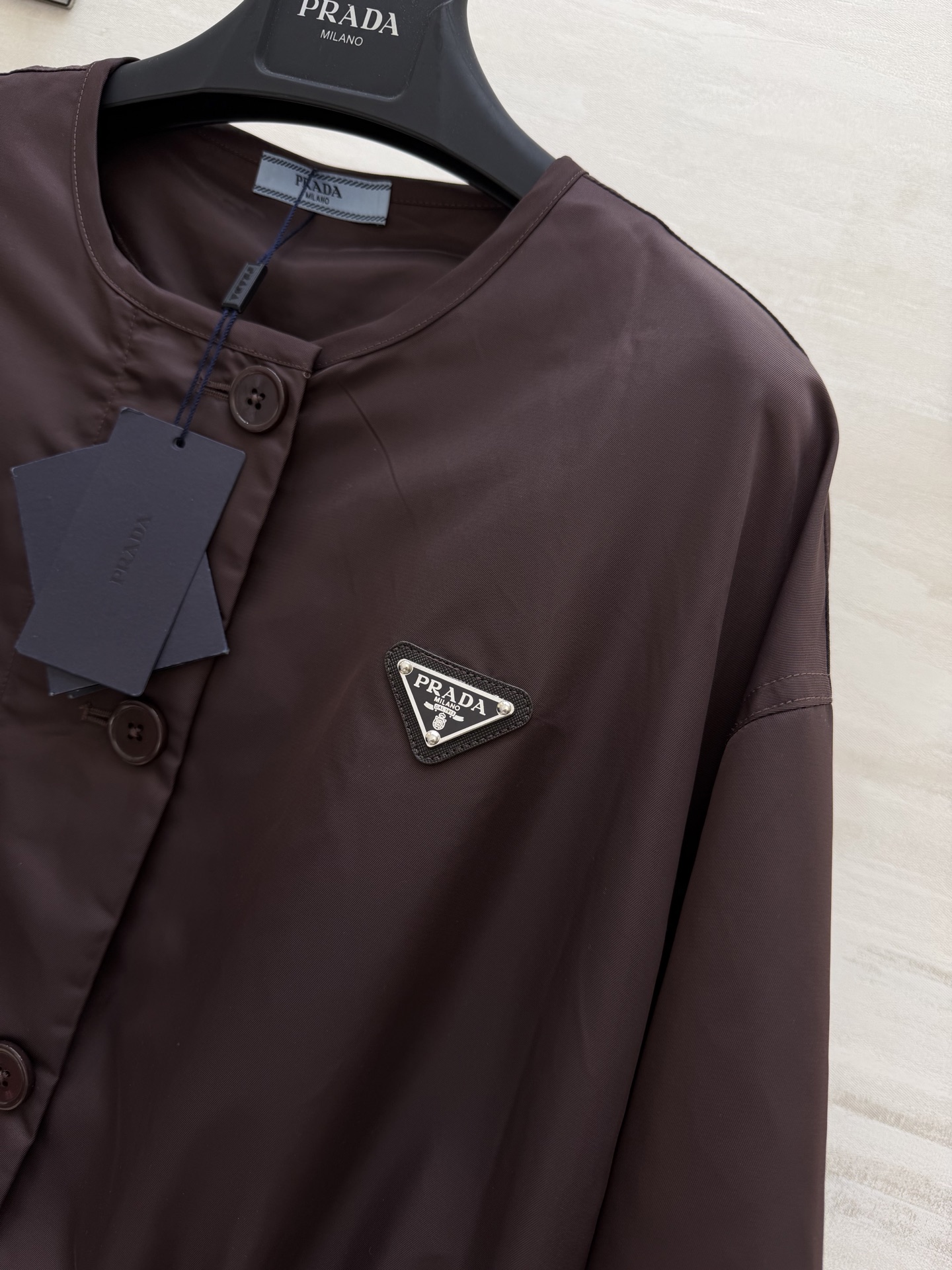 #Prad♡²⁶抽绳中长款风衣 无领设计 抽绳收腰 随性又藏肉 哑光防水面料 垂感满分还抗皱 深棕复古沉