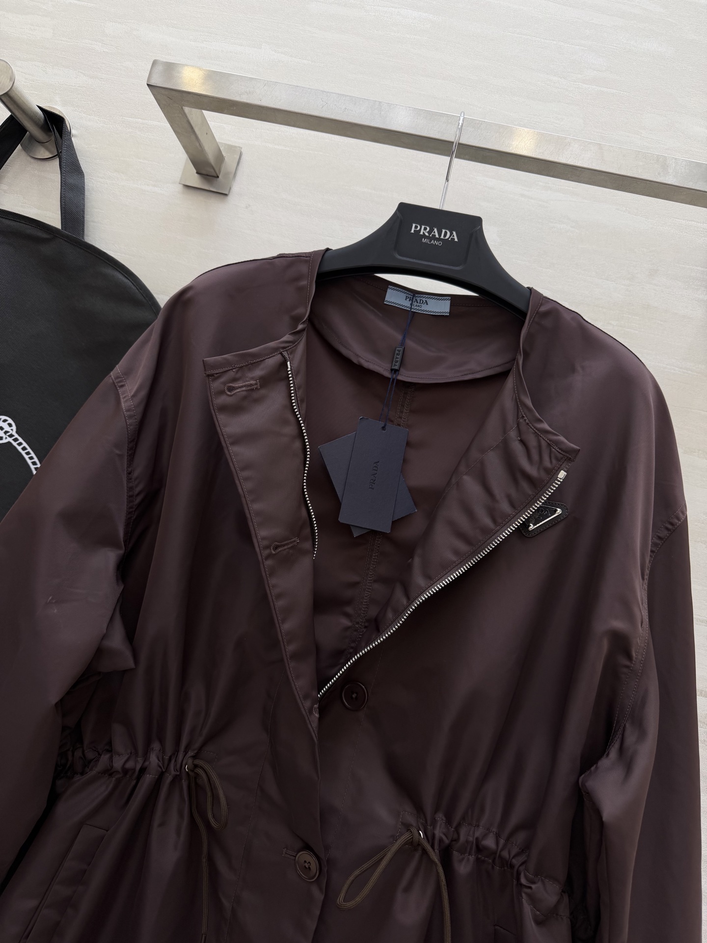 #Prad♡²⁶抽绳中长款风衣 无领设计 抽绳收腰 随性又藏肉 哑光防水面料 垂感满分还抗皱 深棕复古沉