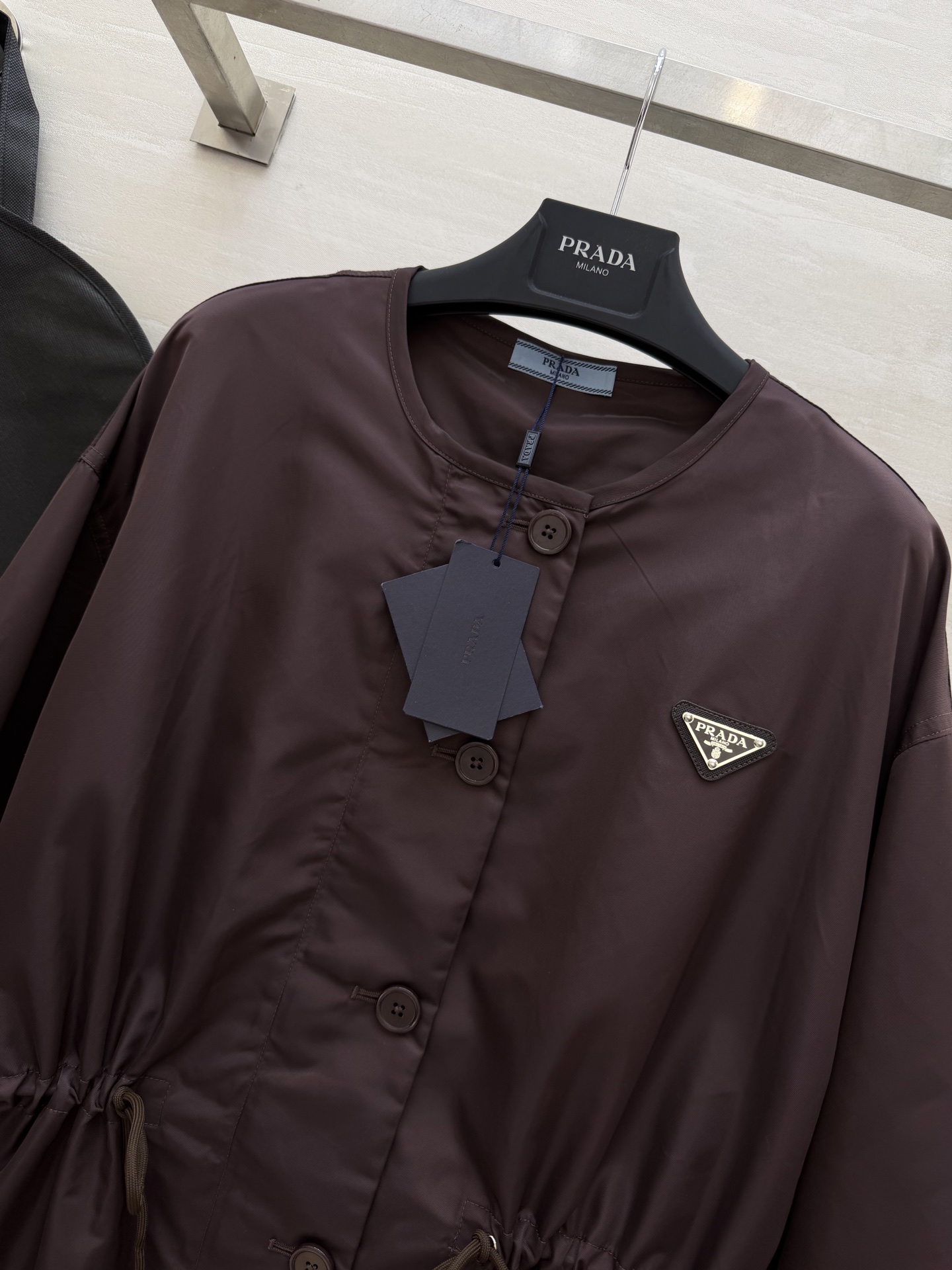 #Prad♡²⁶抽绳中长款风衣 无领设计 抽绳收腰 随性又藏肉 哑光防水面料 垂感满分还抗皱 深棕复古沉