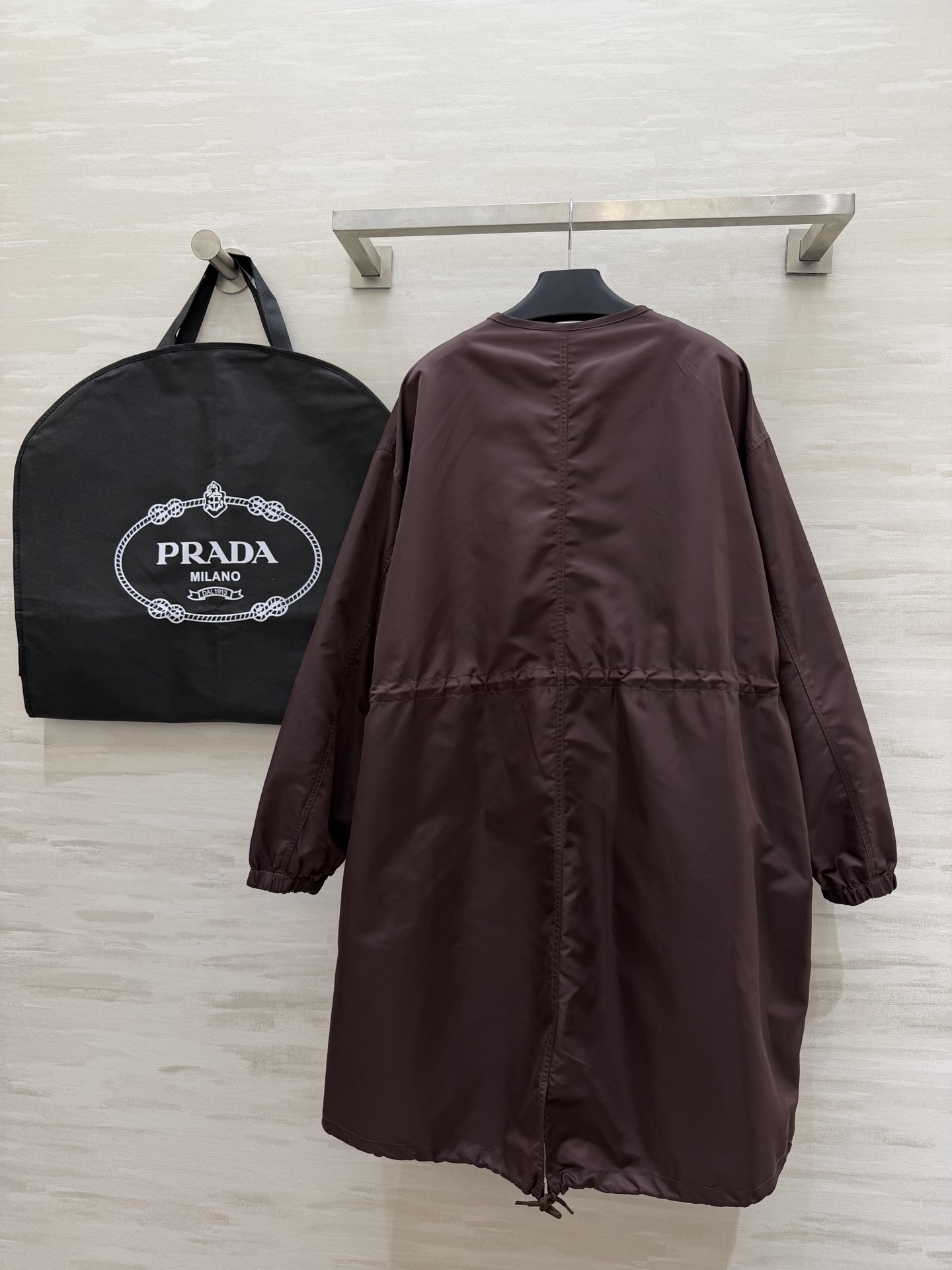 #Prad♡²⁶抽绳中长款风衣 无领设计 抽绳收腰 随性又藏肉 哑光防水面料 垂感满分还抗皱 深棕复古沉