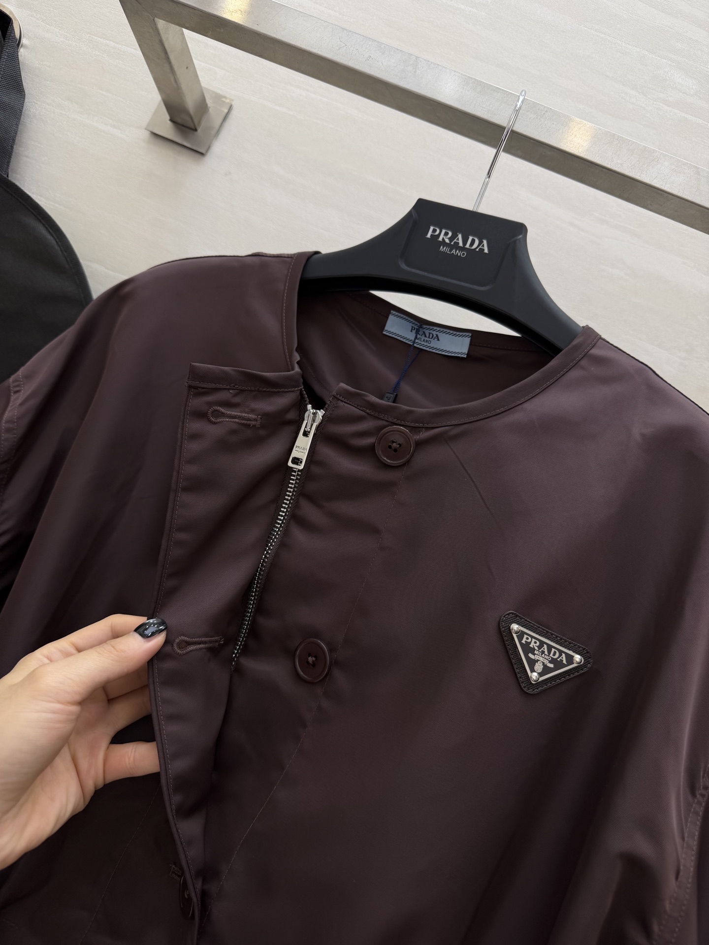 #Prad♡²⁶抽绳中长款风衣 无领设计 抽绳收腰 随性又藏肉 哑光防水面料 垂感满分还抗皱 深棕复古沉
