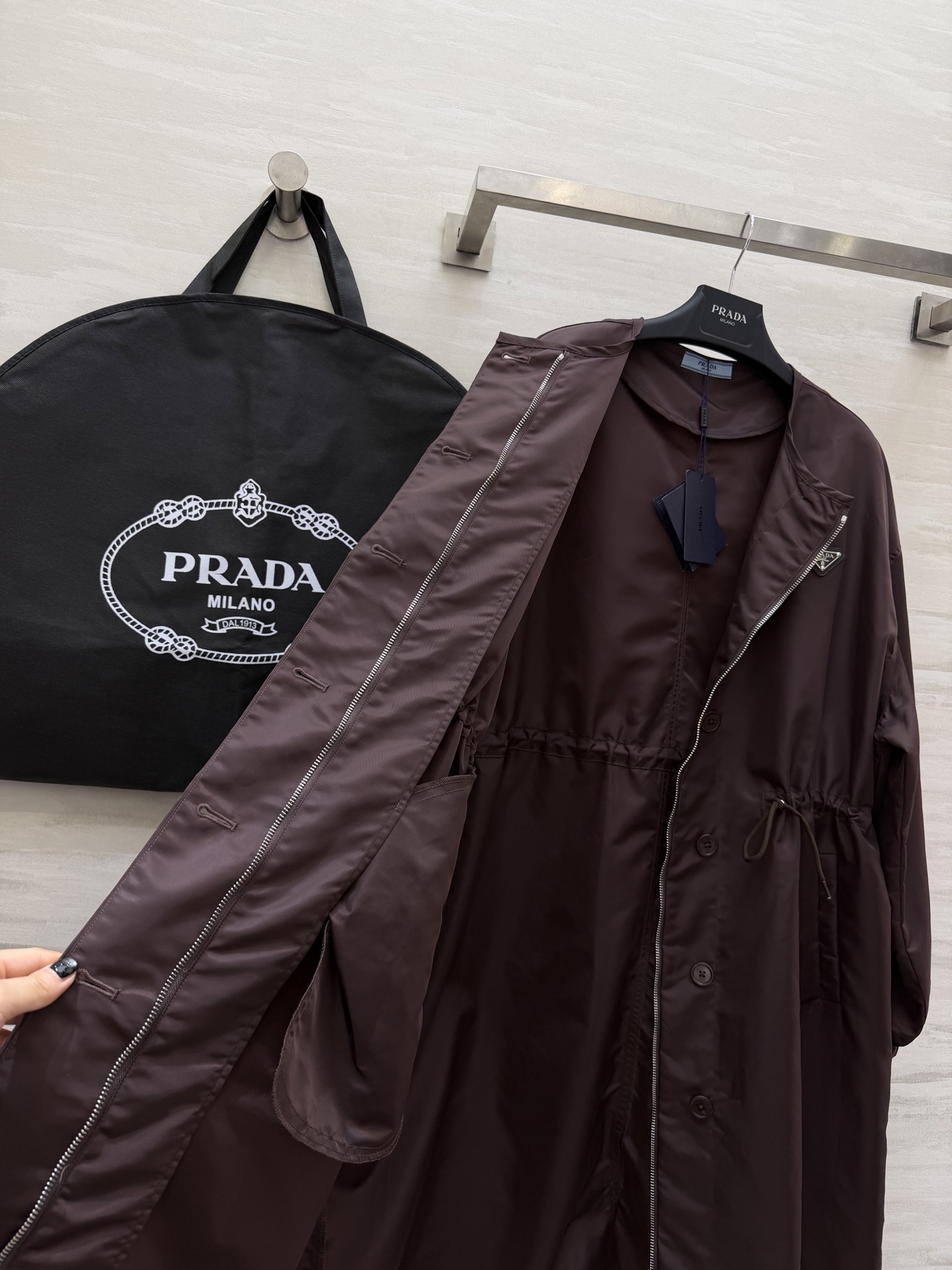 #Prad♡²⁶抽绳中长款风衣 无领设计 抽绳收腰 随性又藏肉 哑光防水面料 垂感满分还抗皱 深棕复古沉