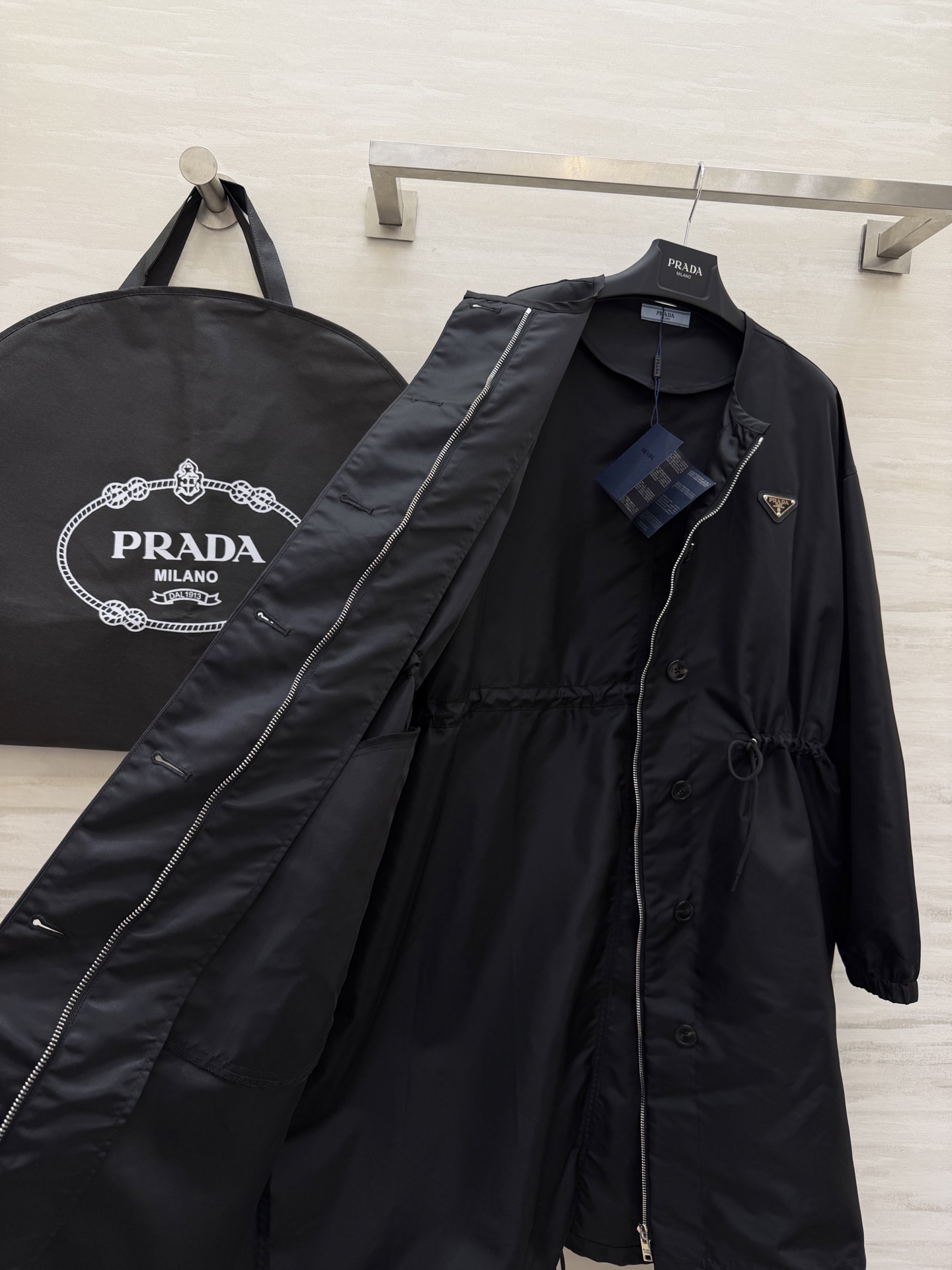 #Prad♡²⁶抽绳中长款风衣 无领设计 抽绳收腰 随性又藏肉 哑光防水面料 垂感满分还抗皱 深棕复古沉