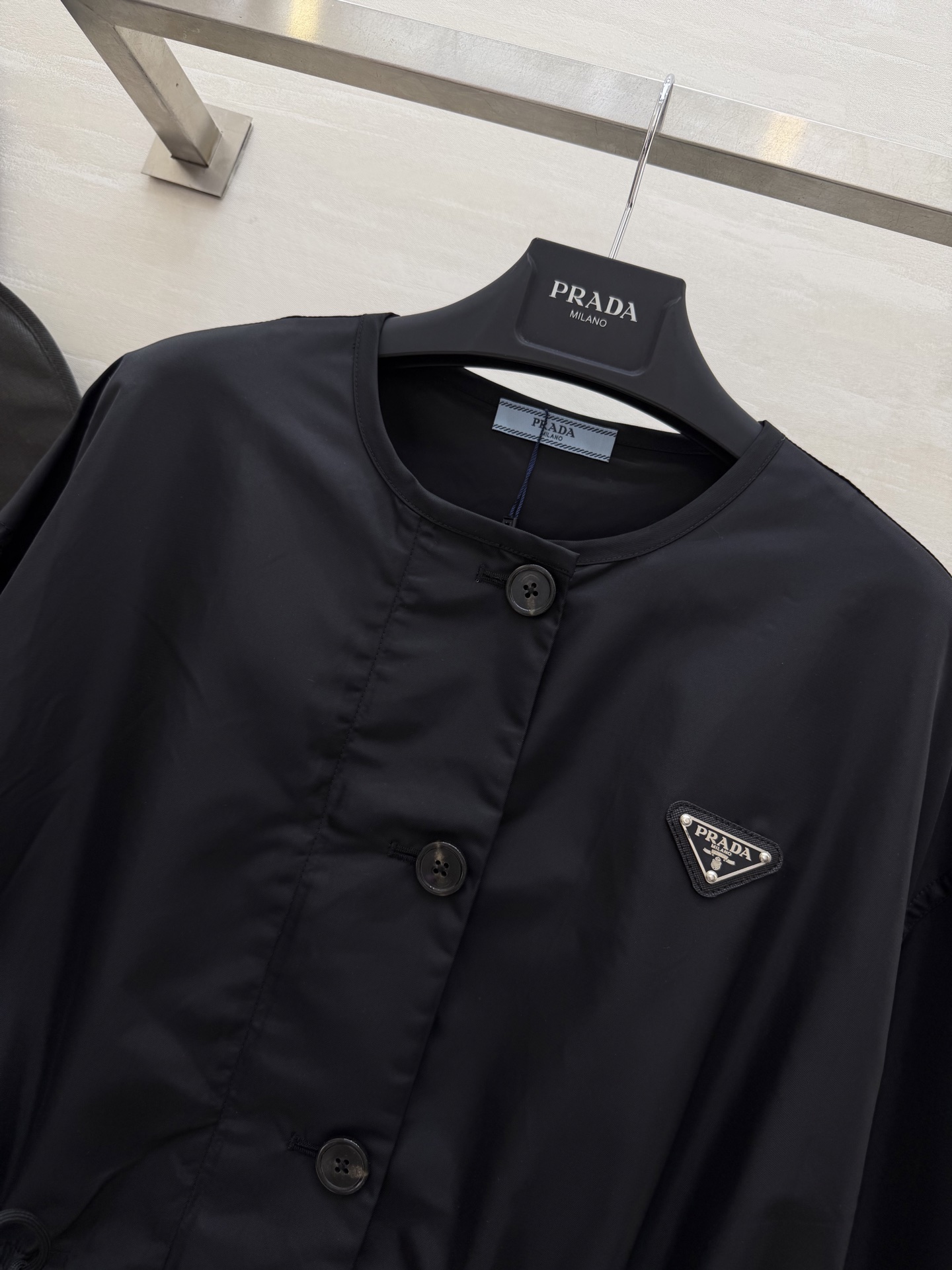 #Prad♡²⁶抽绳中长款风衣 无领设计 抽绳收腰 随性又藏肉 哑光防水面料 垂感满分还抗皱 深棕复古沉