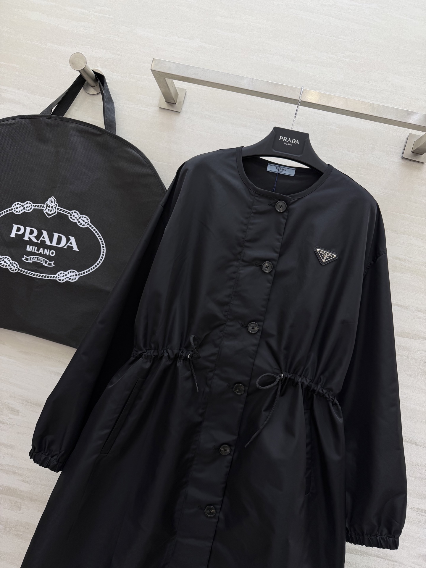 #Prad♡²⁶抽绳中长款风衣 无领设计 抽绳收腰 随性又藏肉 哑光防水面料 垂感满分还抗皱 深棕复古沉