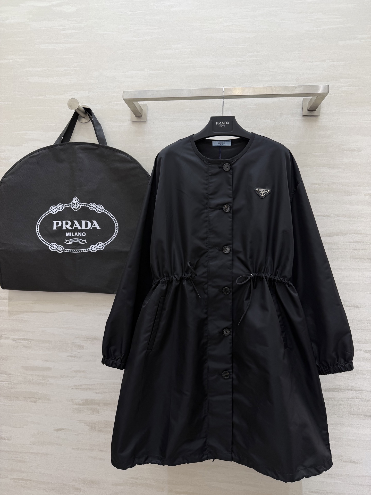 #Prad♡²⁶抽绳中长款风衣 无领设计 抽绳收腰 随性又藏肉 哑光防水面料 垂感满分还抗皱 深棕复古沉