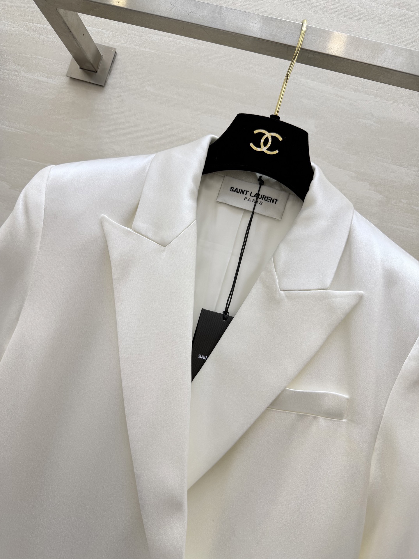 Saint Laurent/ ysl²⁶醋酸缎面西装外套 自带柔光滤镜的醋酸缎面质感 剪裁利落不压身！奶