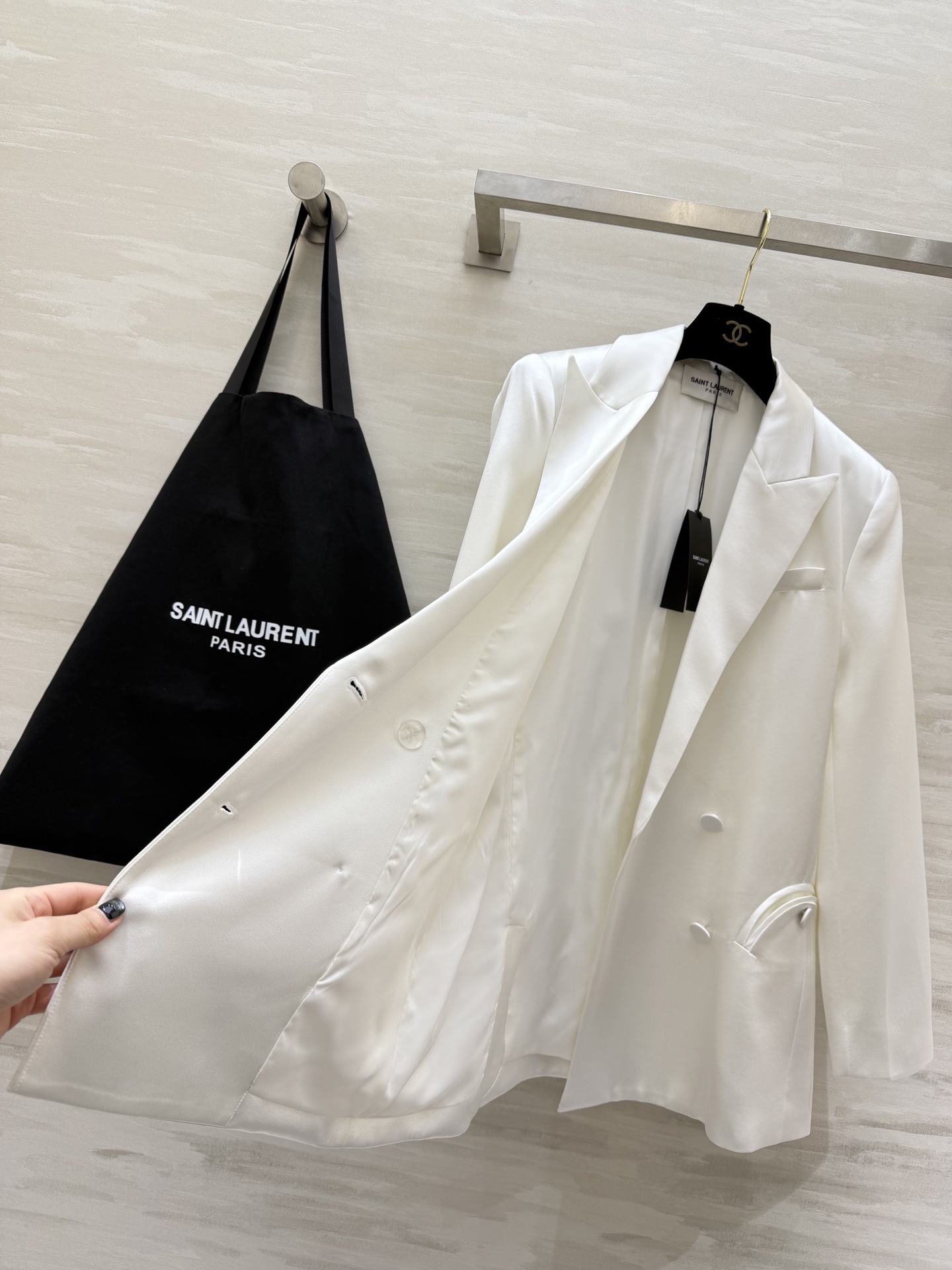 Saint Laurent/ ysl²⁶醋酸缎面西装外套 自带柔光滤镜的醋酸缎面质感 剪裁利落不压身！奶