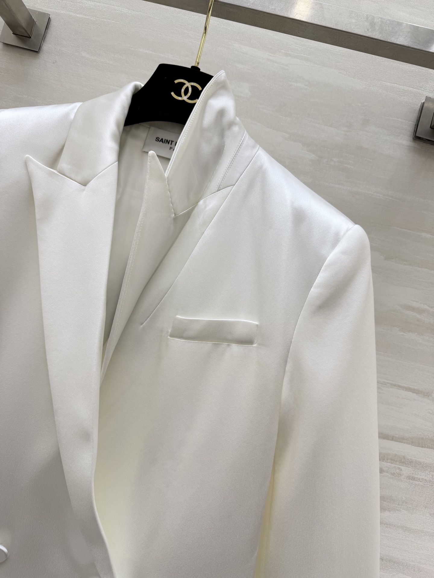 Saint Laurent/ ysl²⁶醋酸缎面西装外套 自带柔光滤镜的醋酸缎面质感 剪裁利落不压身！奶