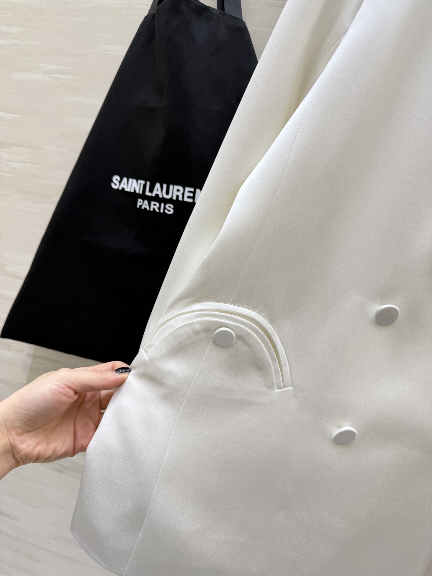 Saint Laurent/ ysl²⁶醋酸缎面西装外套 自带柔光滤镜的醋酸缎面质感 剪裁利落不压身！奶