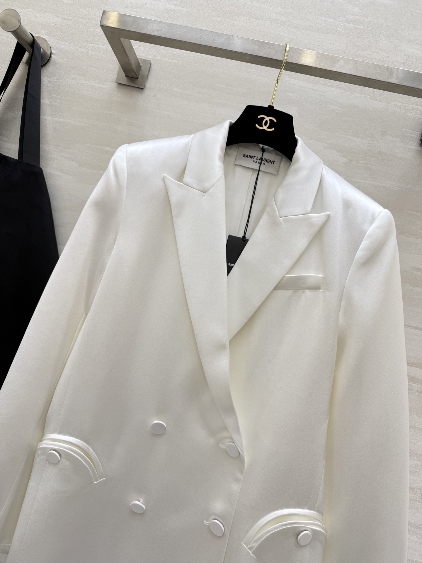 Saint Laurent/ ysl²⁶醋酸缎面西装外套 自带柔光滤镜的醋酸缎面质感 剪裁利落不压身！奶