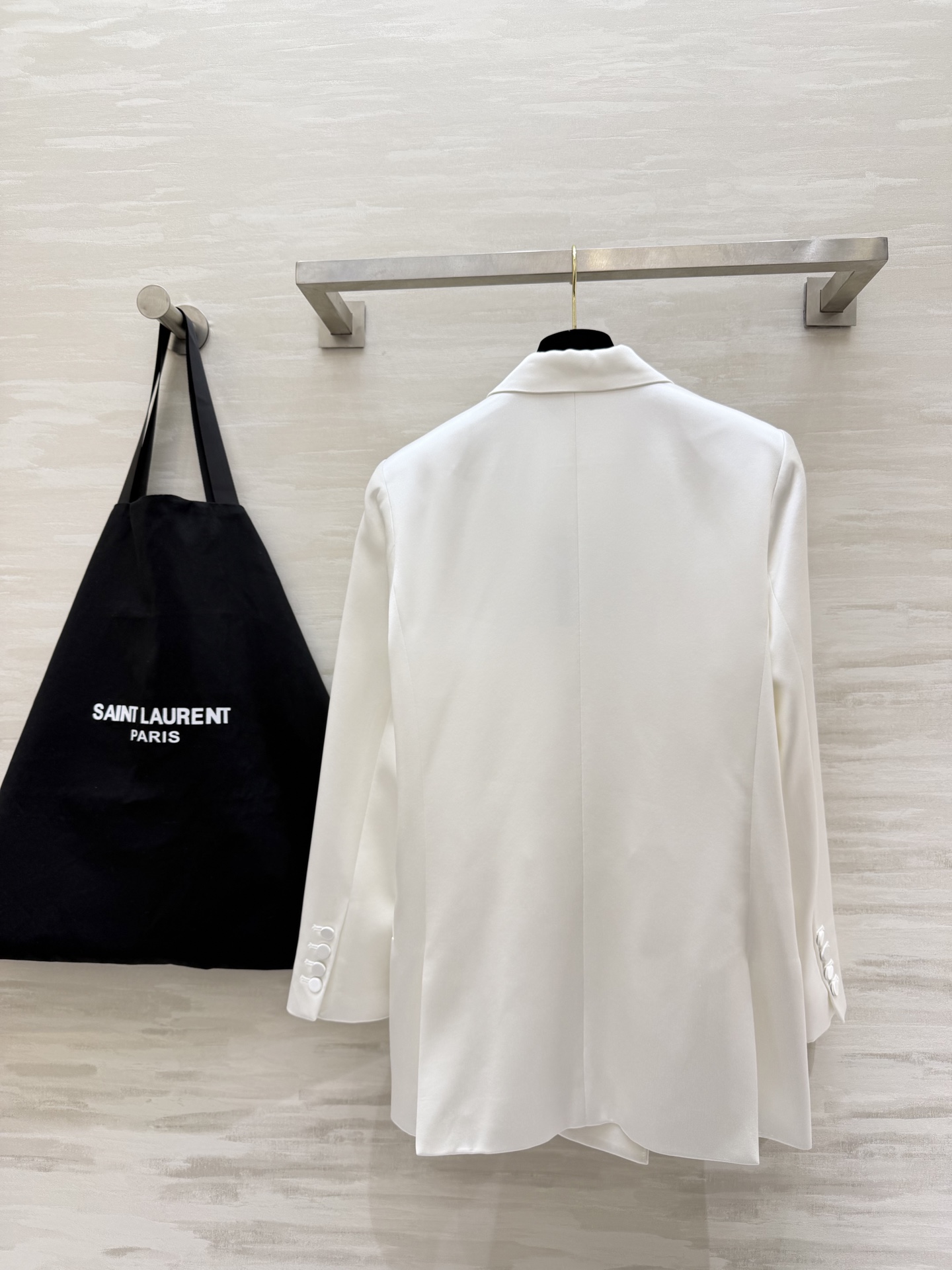 Saint Laurent/ ysl²⁶醋酸缎面西装外套 自带柔光滤镜的醋酸缎面质感 剪裁利落不压身！奶