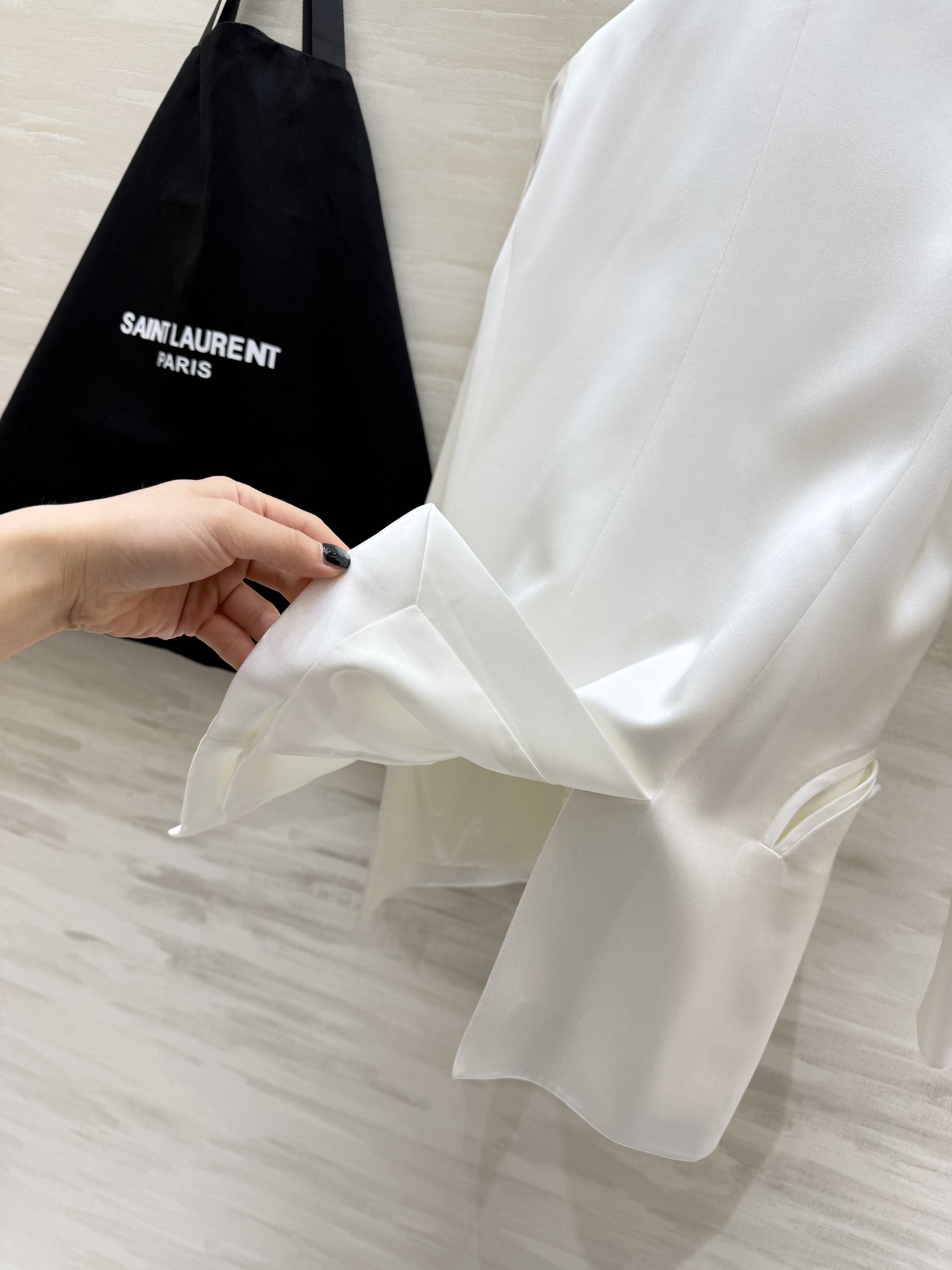 Saint Laurent/ ysl²⁶醋酸缎面西装外套 自带柔光滤镜的醋酸缎面质感 剪裁利落不压身！奶