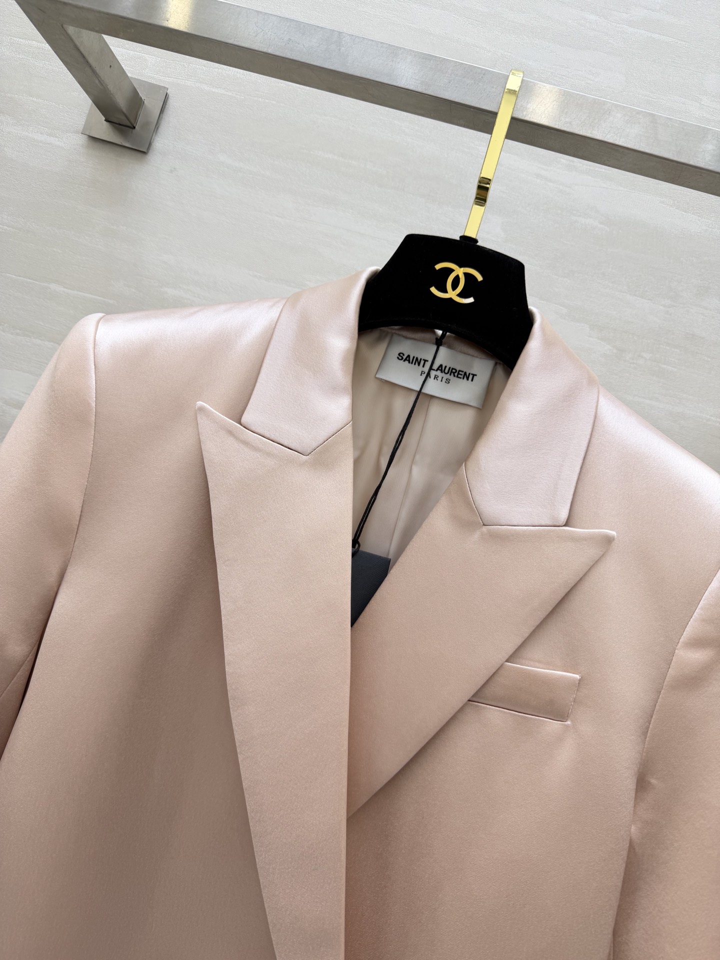 Saint Laurent/ ysl²⁶醋酸缎面西装外套 自带柔光滤镜的醋酸缎面质感 剪裁利落不压身！奶