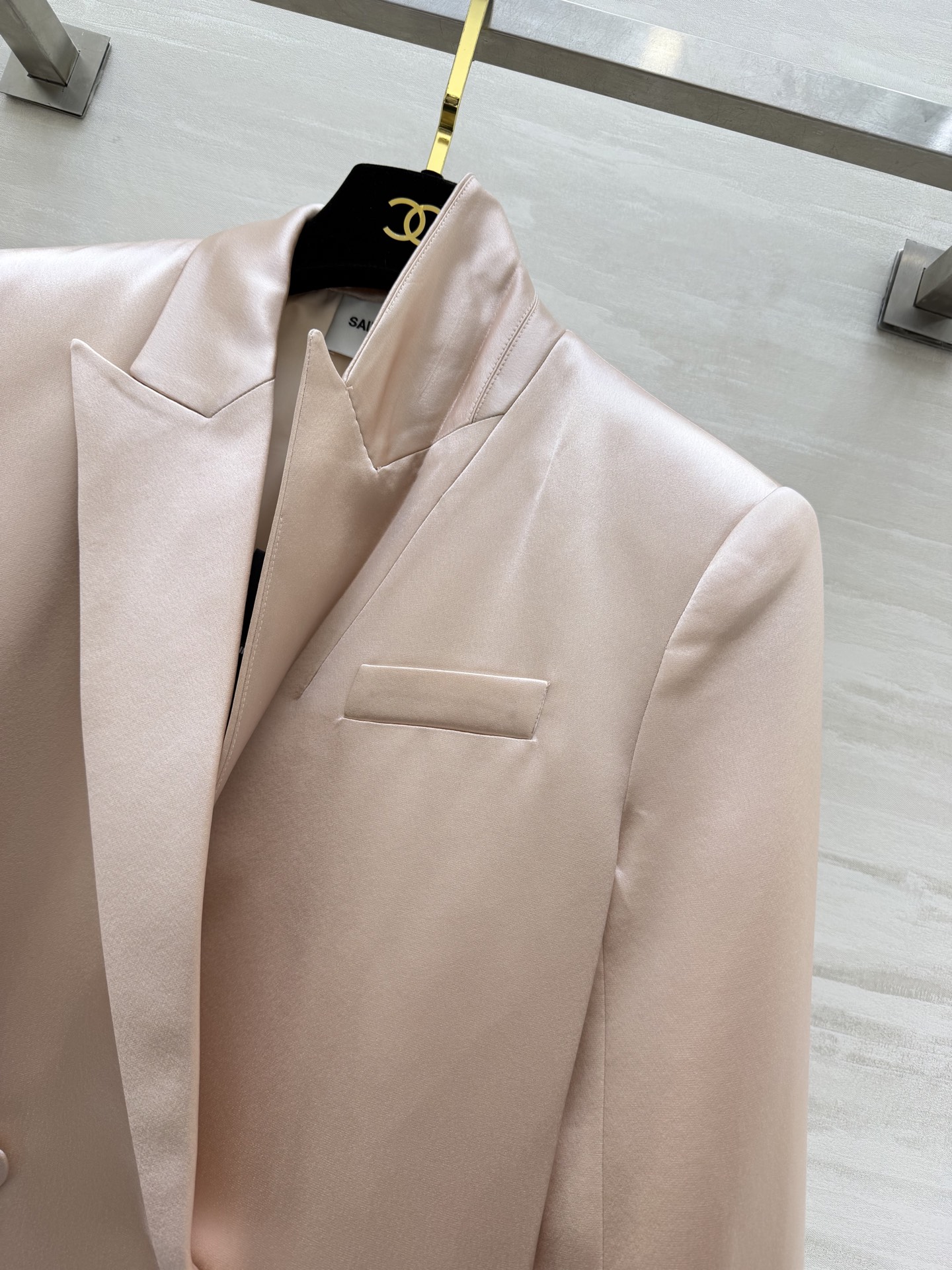 Saint Laurent/ ysl²⁶醋酸缎面西装外套 自带柔光滤镜的醋酸缎面质感 剪裁利落不压身！奶