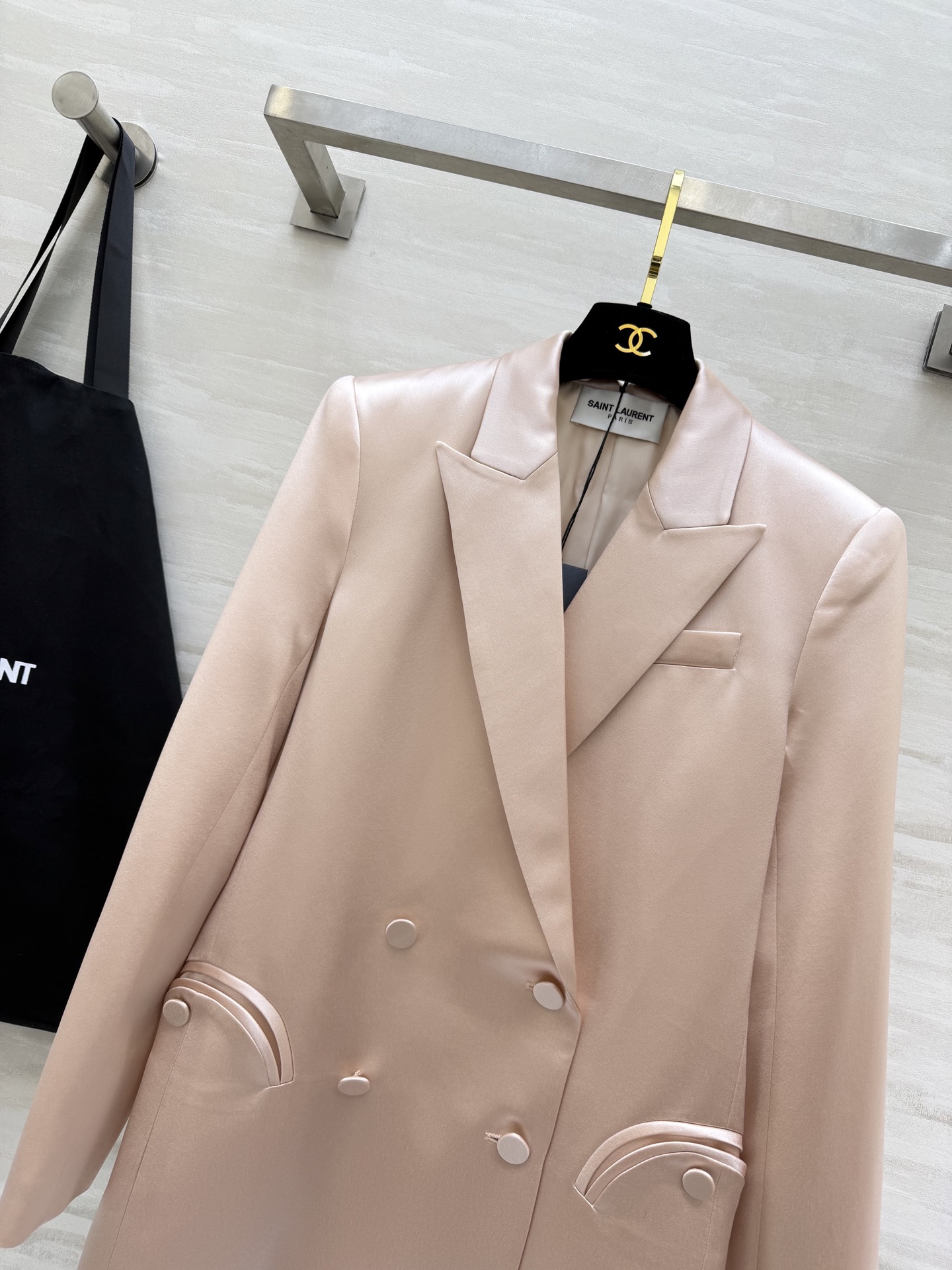 Saint Laurent/ ysl²⁶醋酸缎面西装外套 自带柔光滤镜的醋酸缎面质感 剪裁利落不压身！奶