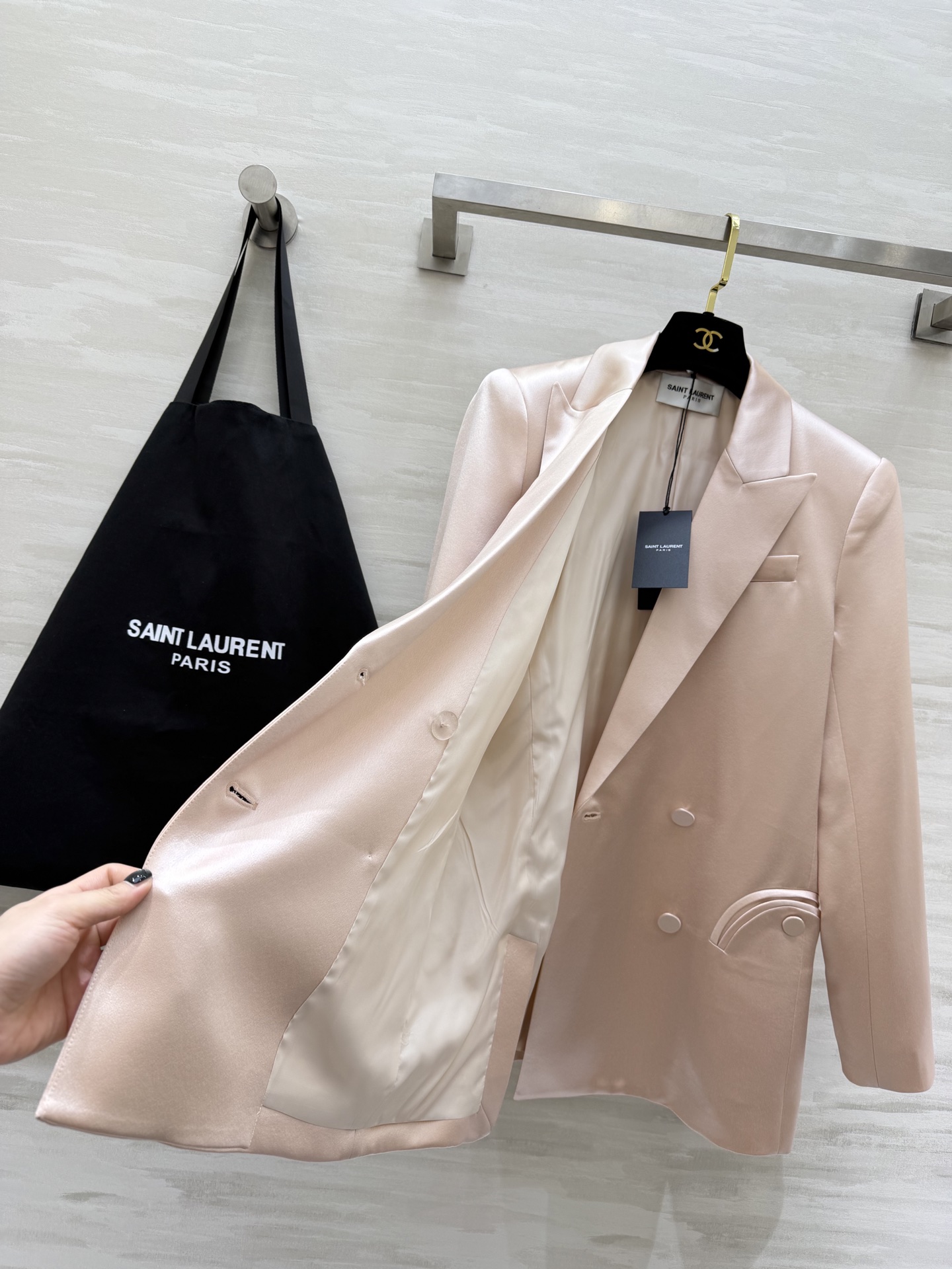 Saint Laurent/ ysl²⁶醋酸缎面西装外套 自带柔光滤镜的醋酸缎面质感 剪裁利落不压身！奶