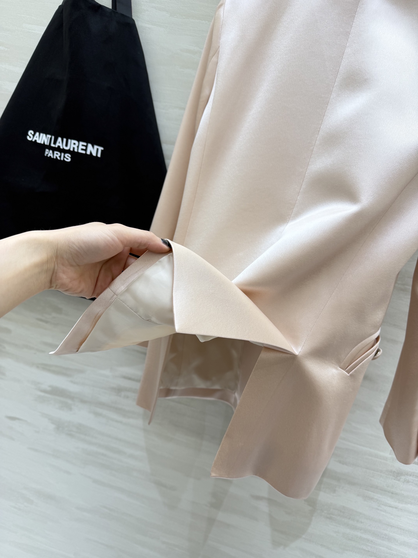 Saint Laurent/ ysl²⁶醋酸缎面西装外套 自带柔光滤镜的醋酸缎面质感 剪裁利落不压身！奶