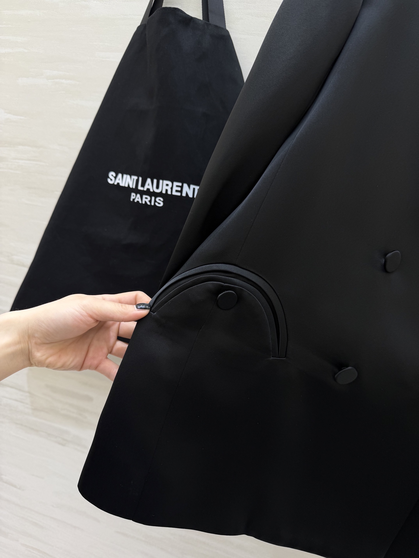 Saint Laurent/ ysl²⁶醋酸缎面西装外套 自带柔光滤镜的醋酸缎面质感 剪裁利落不压身！奶