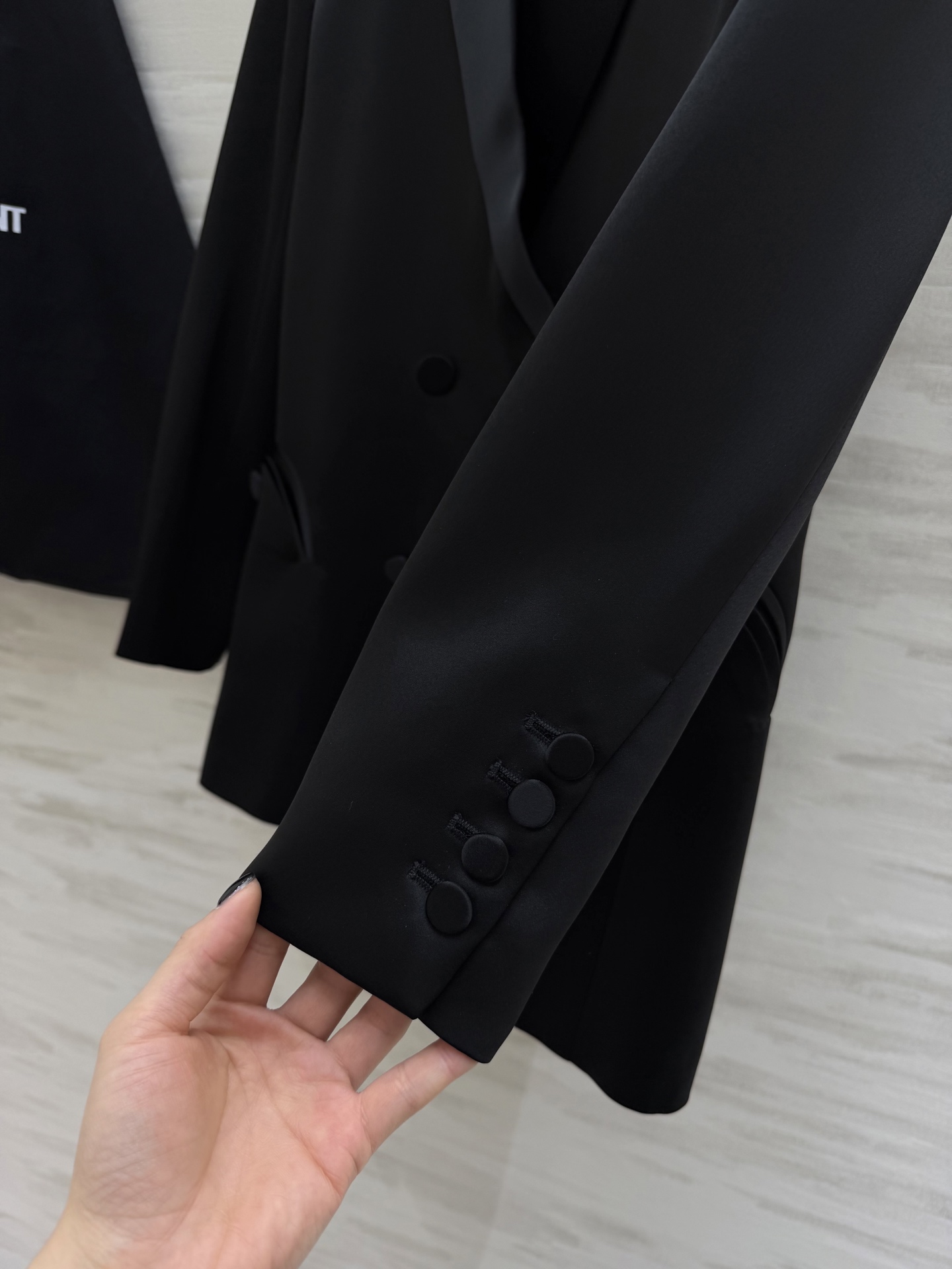 Saint Laurent/ ysl²⁶醋酸缎面西装外套 自带柔光滤镜的醋酸缎面质感 剪裁利落不压身！奶