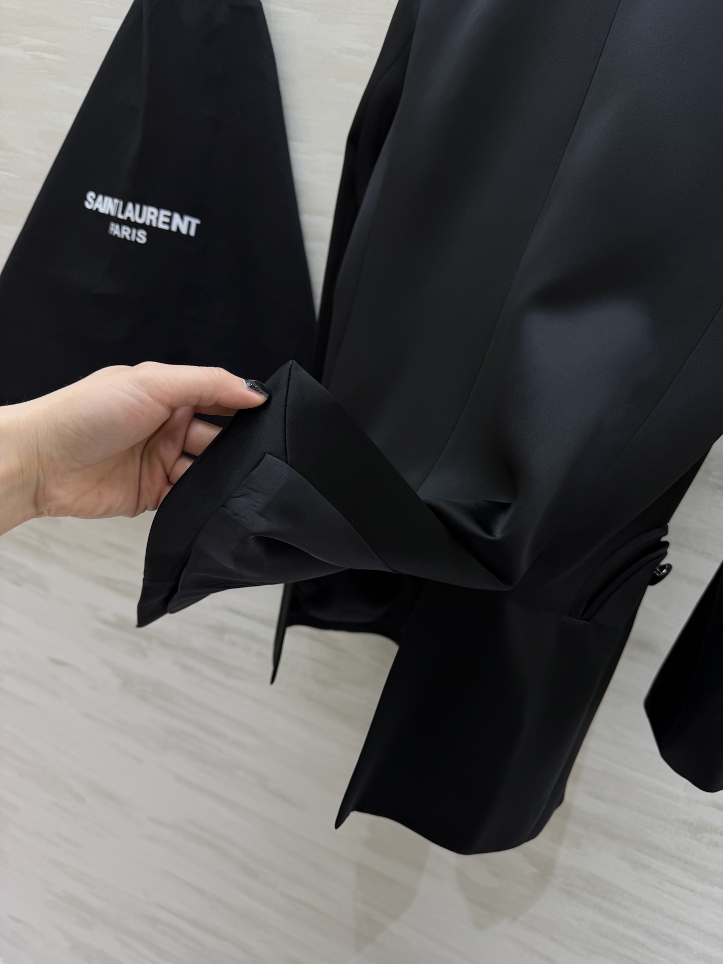 Saint Laurent/ ysl²⁶醋酸缎面西装外套 自带柔光滤镜的醋酸缎面质感 剪裁利落不压身！奶