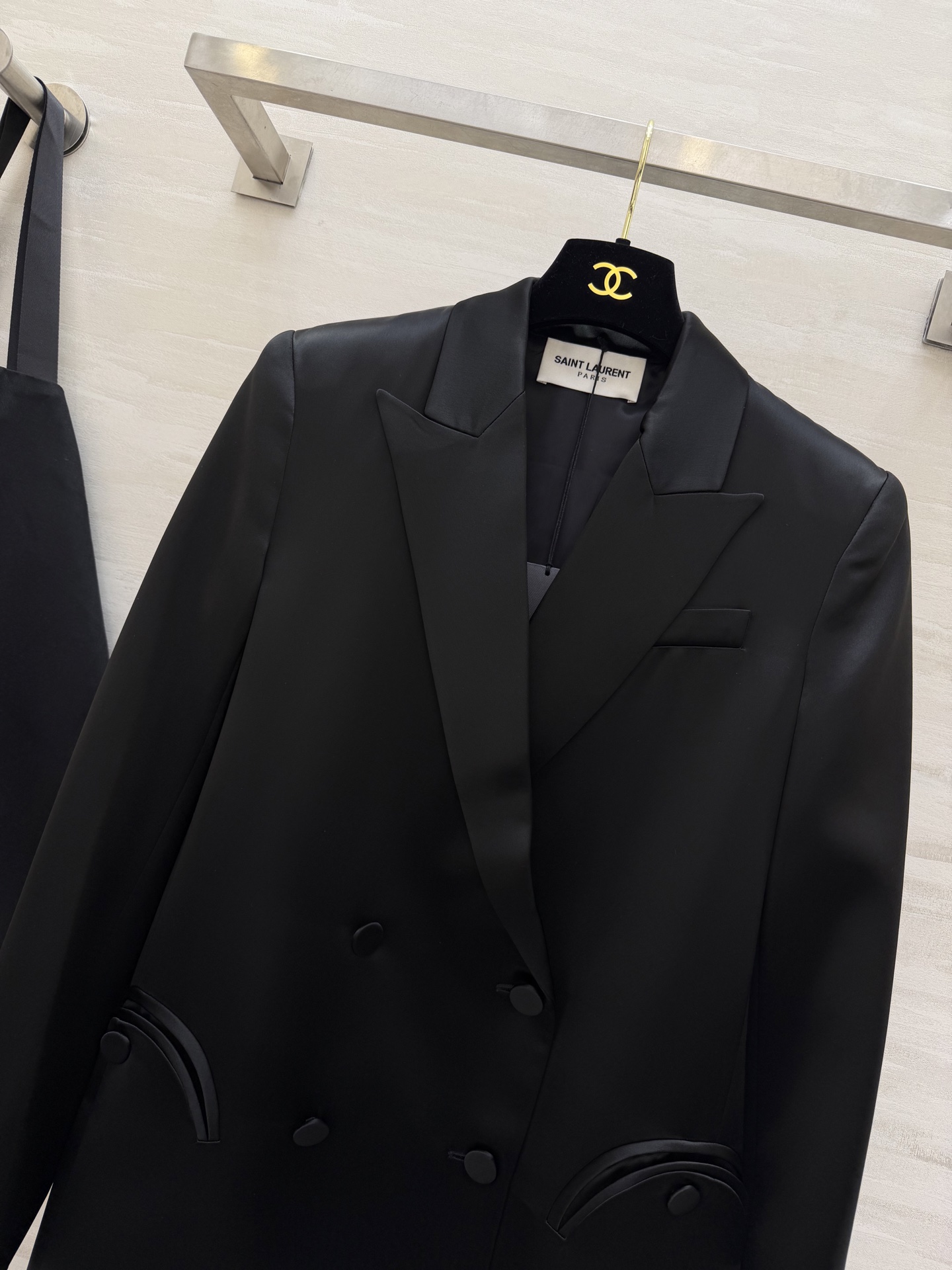 Saint Laurent/ ysl²⁶醋酸缎面西装外套 自带柔光滤镜的醋酸缎面质感 剪裁利落不压身！奶