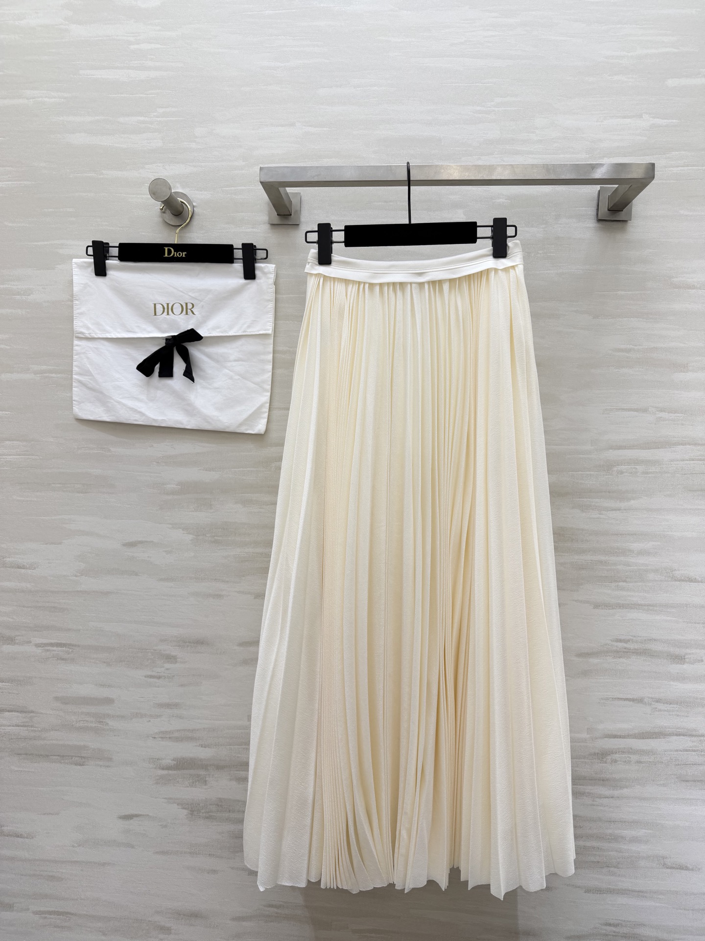 #Dio♡百褶半裙｜永不过时的优雅这条百褶半裙真的是衣橱里的「万金油」单品！垂坠感满分的面料 走路自带飘