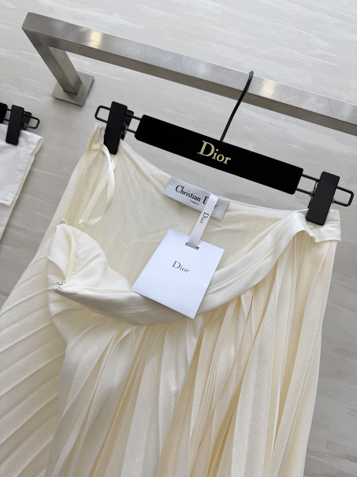 #Dio♡百褶半裙｜永不过时的优雅这条百褶半裙真的是衣橱里的「万金油」单品！垂坠感满分的面料 走路自带飘