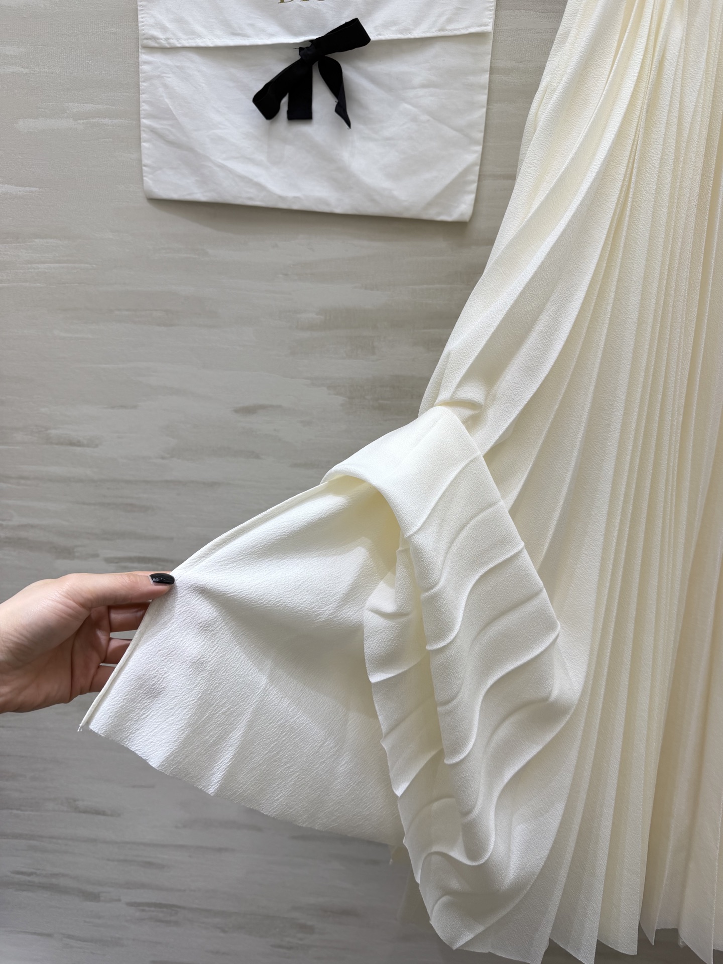 #Dio♡百褶半裙｜永不过时的优雅这条百褶半裙真的是衣橱里的「万金油」单品！垂坠感满分的面料 走路自带飘