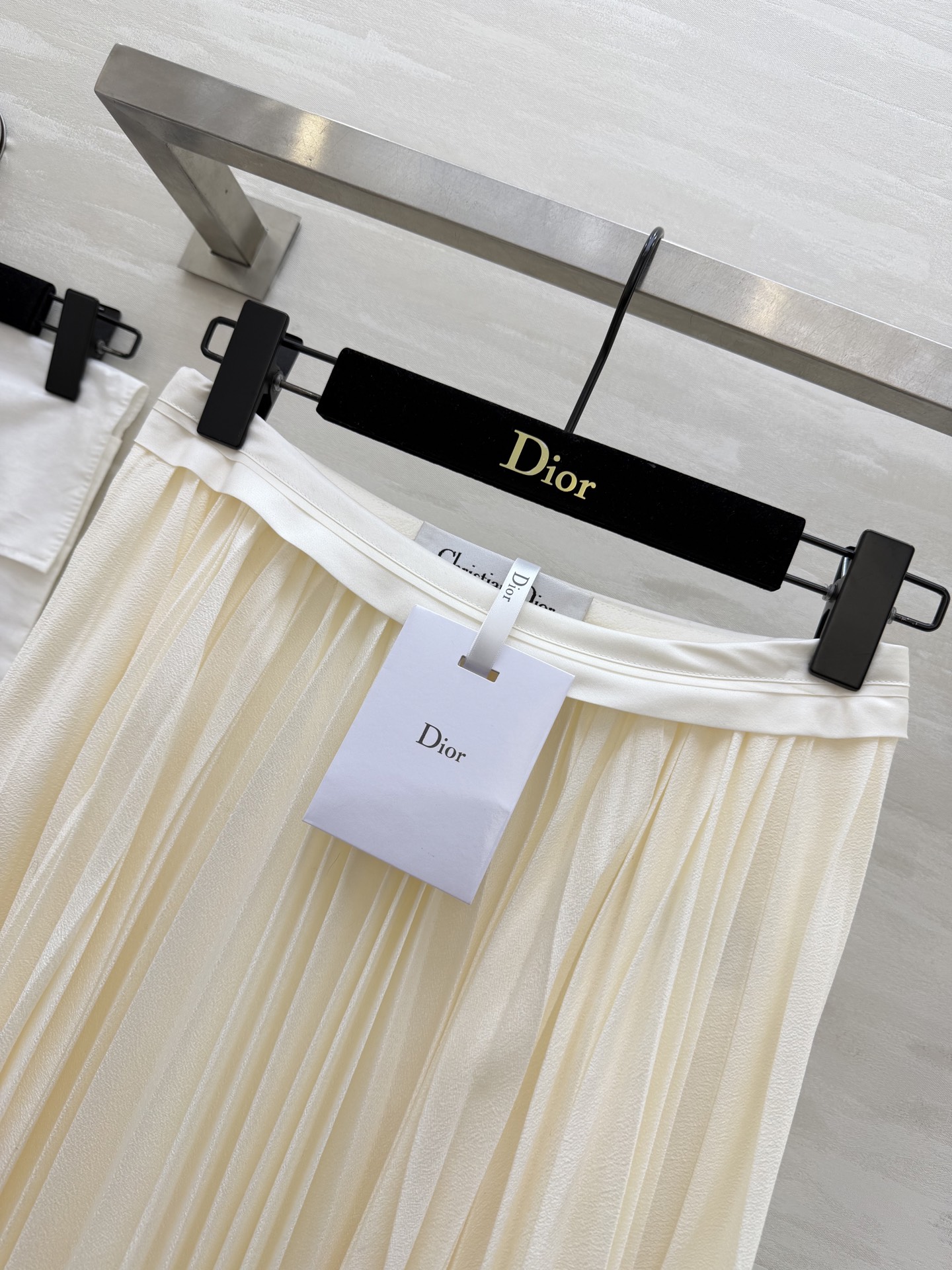 #Dio♡百褶半裙｜永不过时的优雅这条百褶半裙真的是衣橱里的「万金油」单品！垂坠感满分的面料 走路自带飘