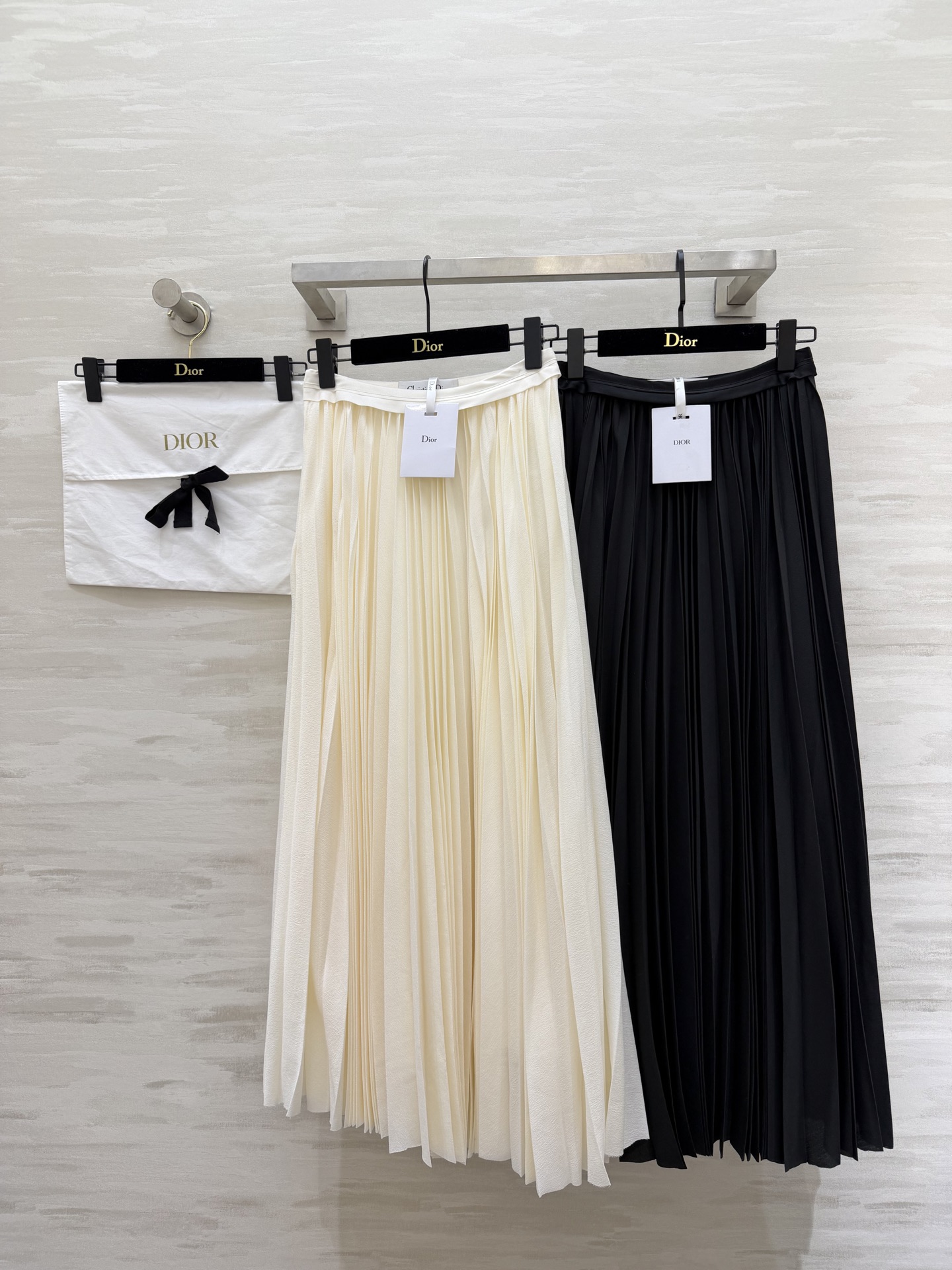 #Dio♡百褶半裙｜永不过时的优雅这条百褶半裙真的是衣橱里的「万金油」单品！垂坠感满分的面料 走路自带飘