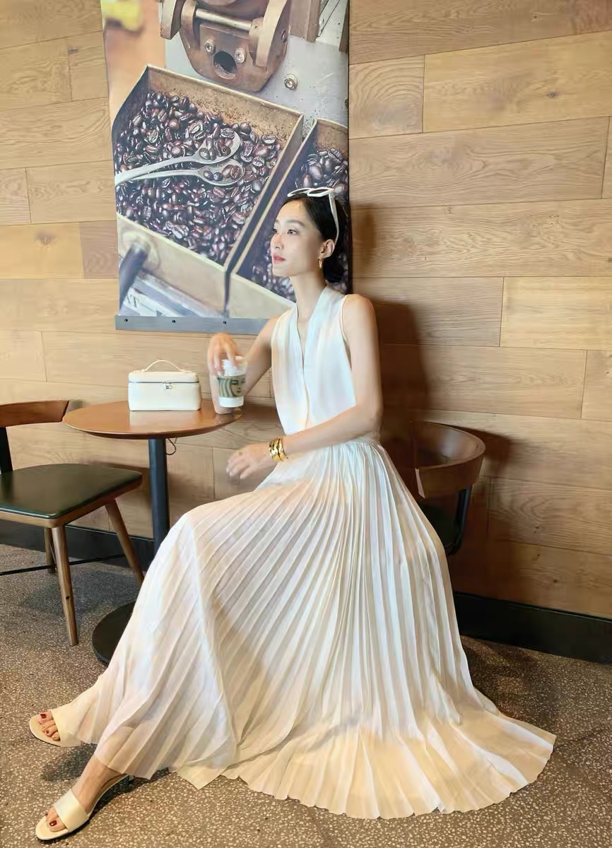 #Dio♡百褶半裙｜永不过时的优雅这条百褶半裙真的是衣橱里的「万金油」单品！垂坠感满分的面料 走路自带飘