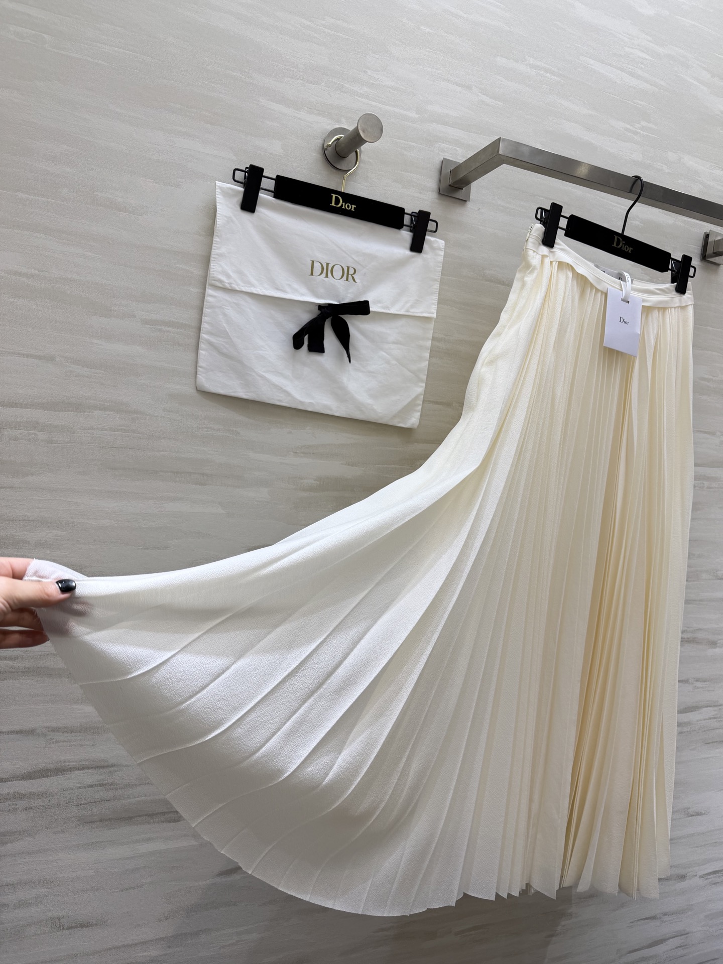#Dio♡百褶半裙｜永不过时的优雅这条百褶半裙真的是衣橱里的「万金油」单品！垂坠感满分的面料 走路自带飘