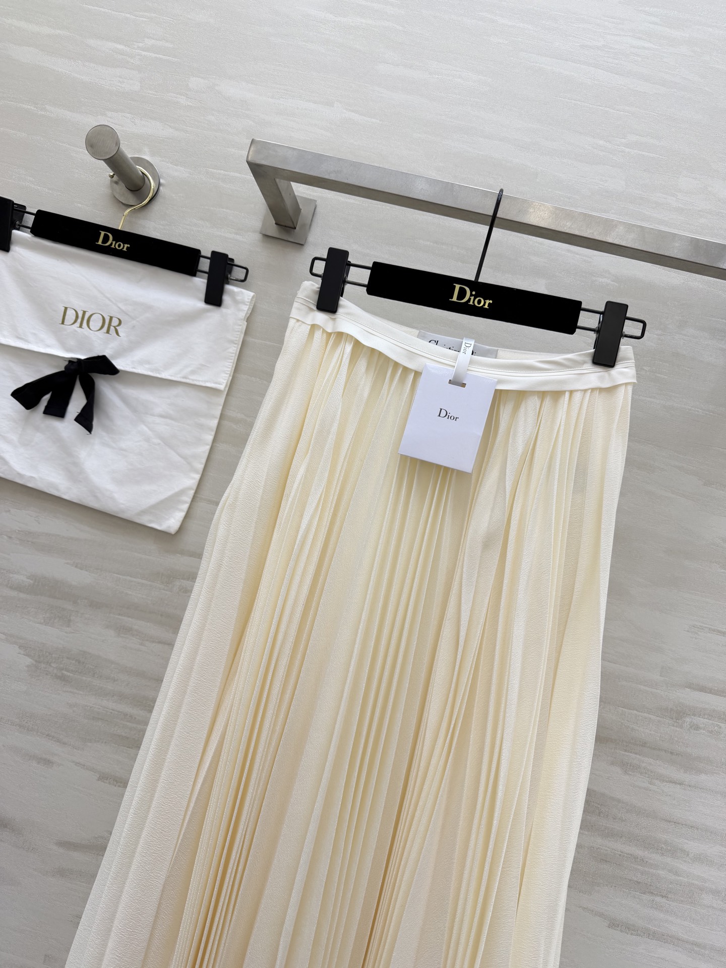 #Dio♡百褶半裙｜永不过时的优雅这条百褶半裙真的是衣橱里的「万金油」单品！垂坠感满分的面料 走路自带飘