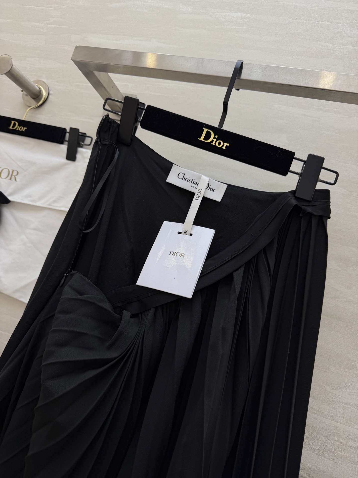 #Dio♡百褶半裙｜永不过时的优雅这条百褶半裙真的是衣橱里的「万金油」单品！垂坠感满分的面料 走路自带飘