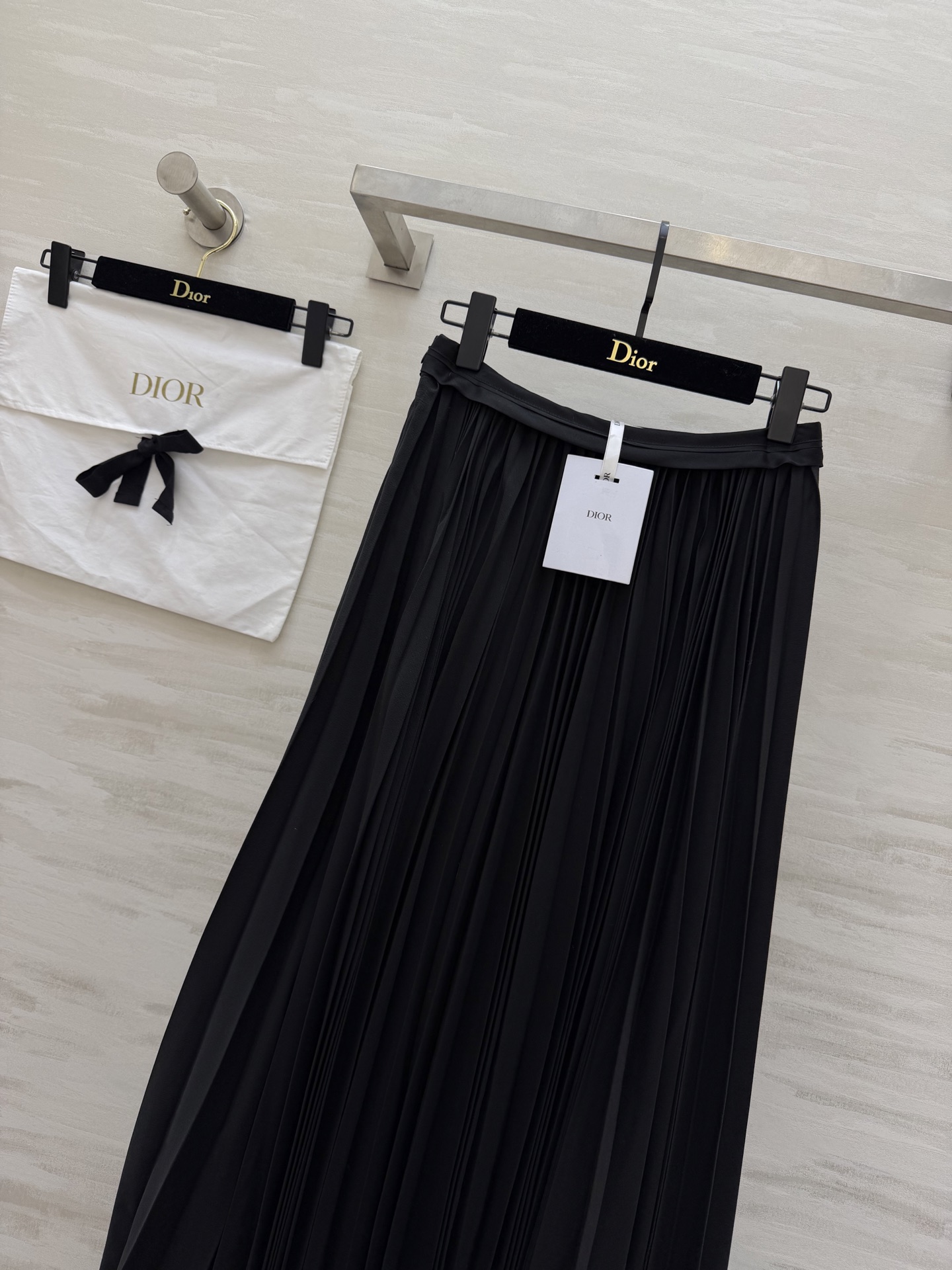 #Dio♡百褶半裙｜永不过时的优雅这条百褶半裙真的是衣橱里的「万金油」单品！垂坠感满分的面料 走路自带飘